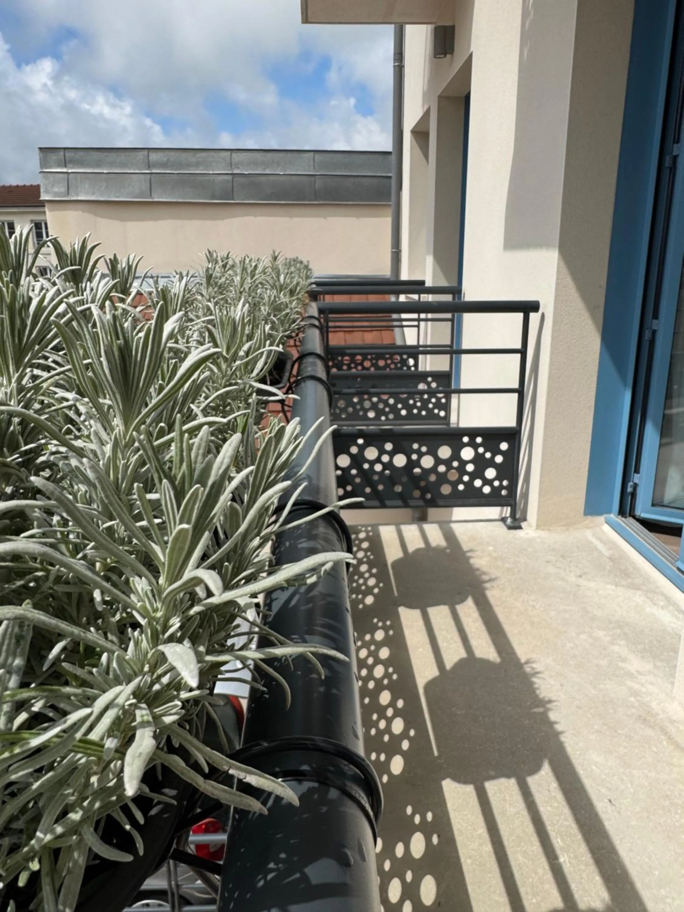 Patio in Hôtel du Commerce-restaurant au Couteau