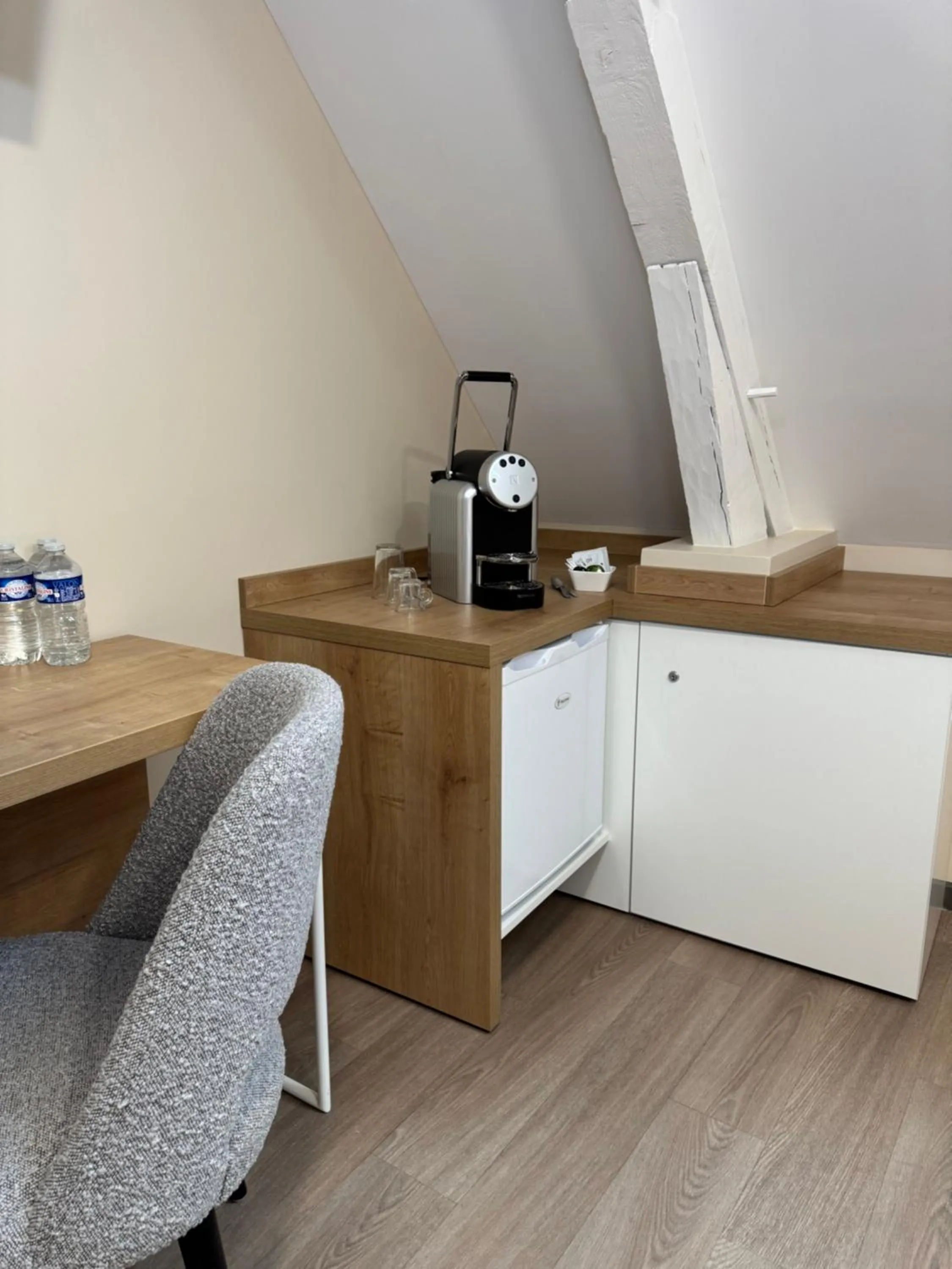 Coffee/tea facilities in Hôtel du Commerce-restaurant au Couteau