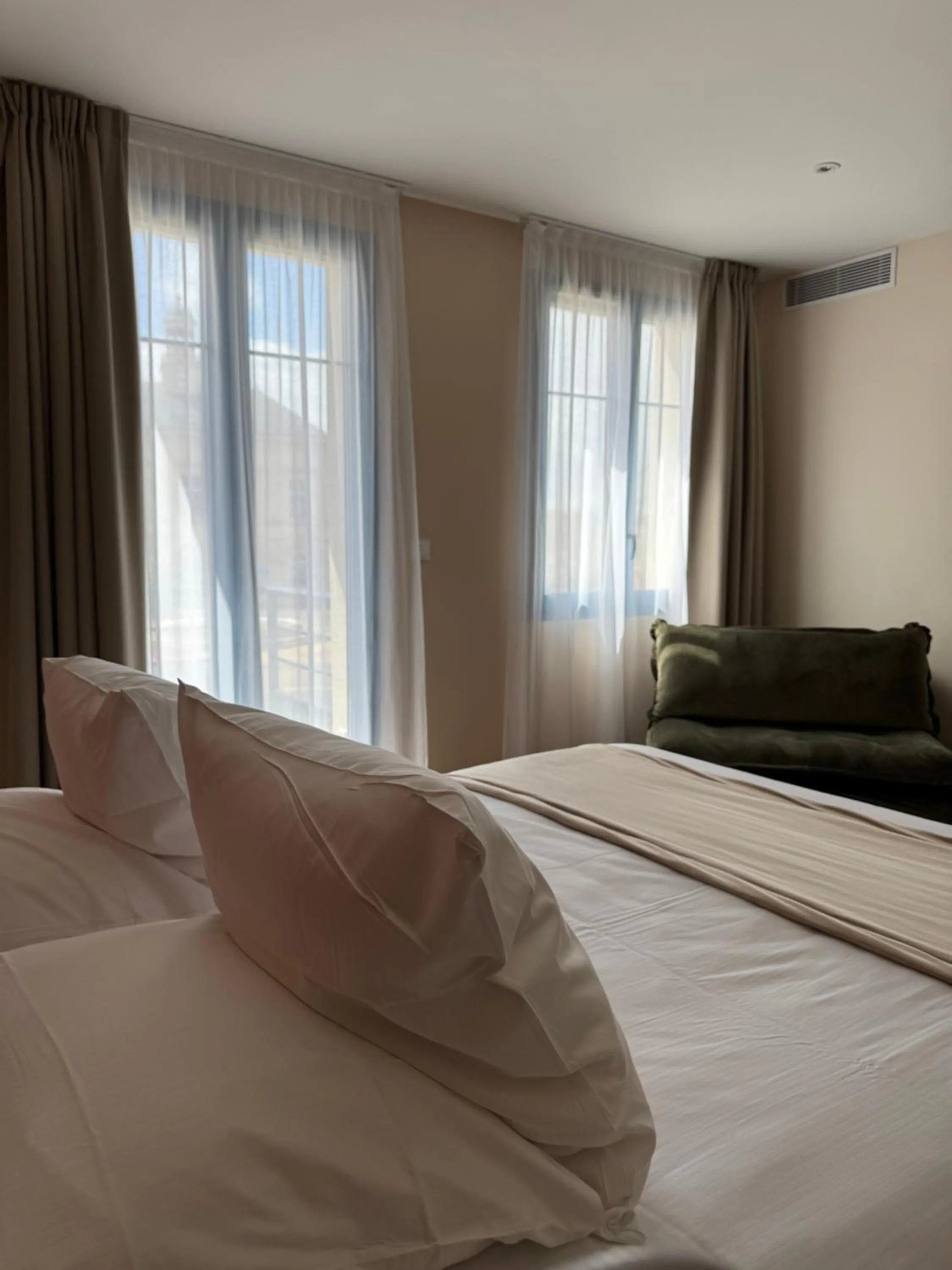 Bed in Hôtel du Commerce-restaurant au Couteau