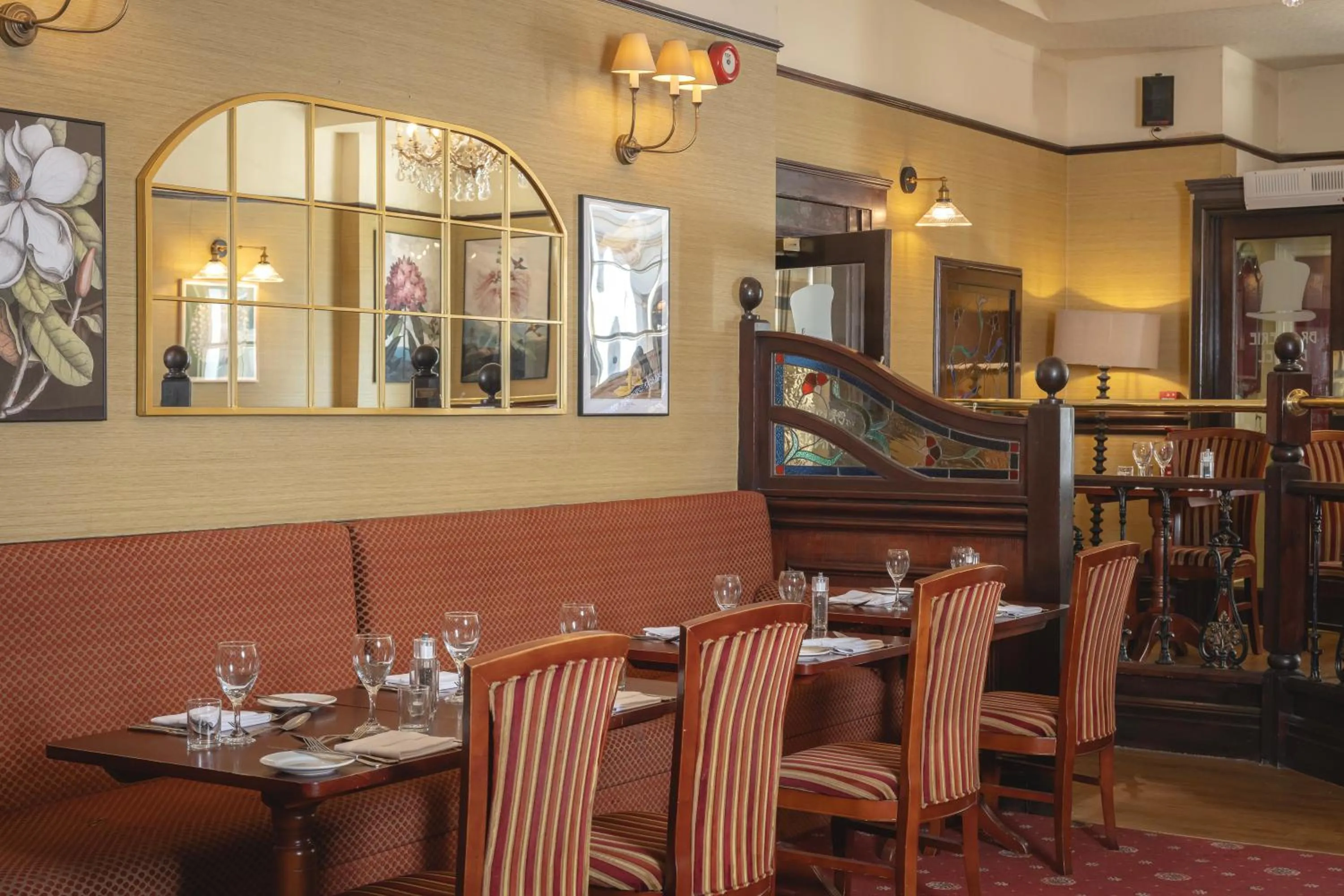 Restaurant/places to eat in Royal Hotel