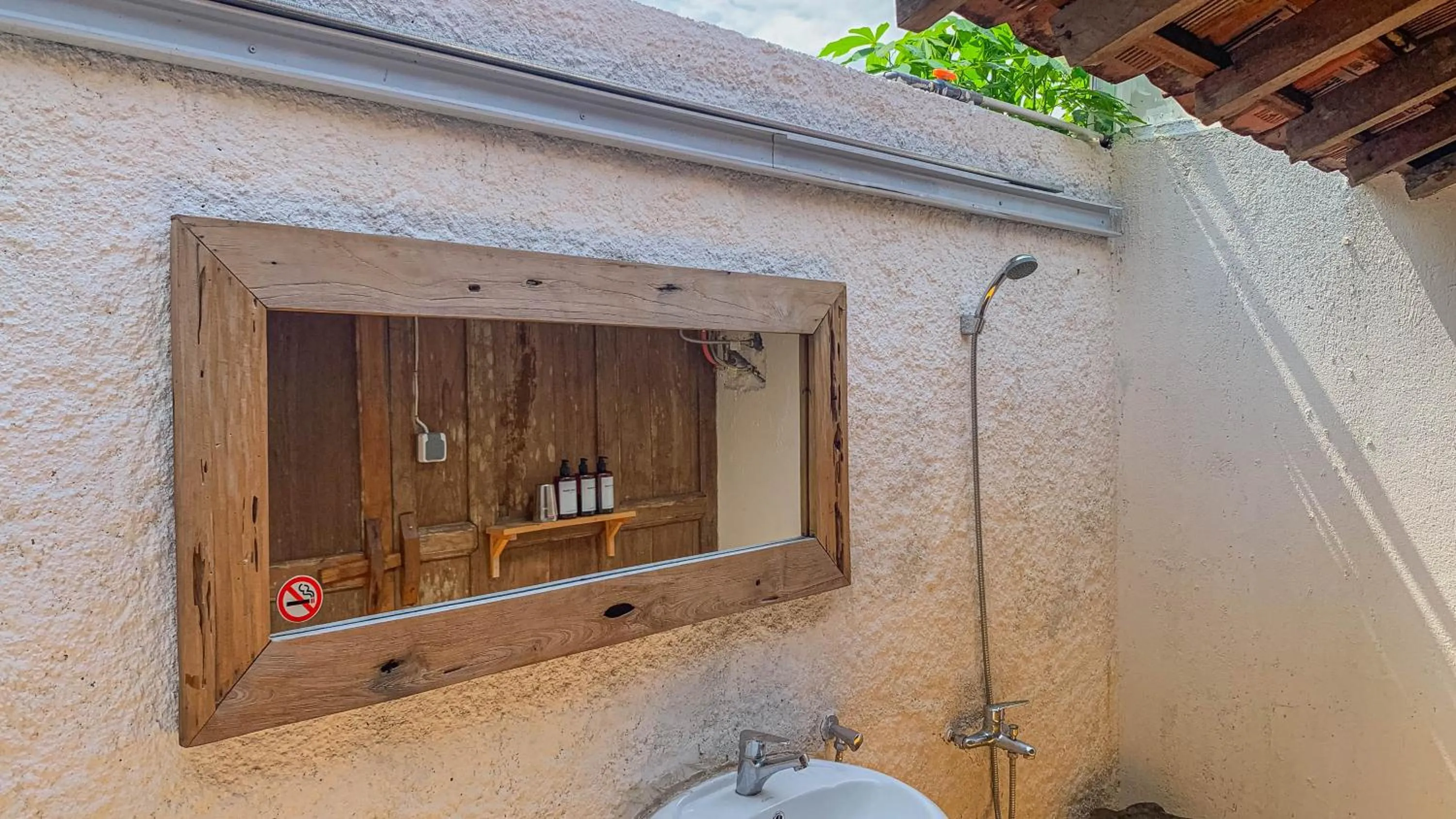 Shower in Yukke Tembi Homestay