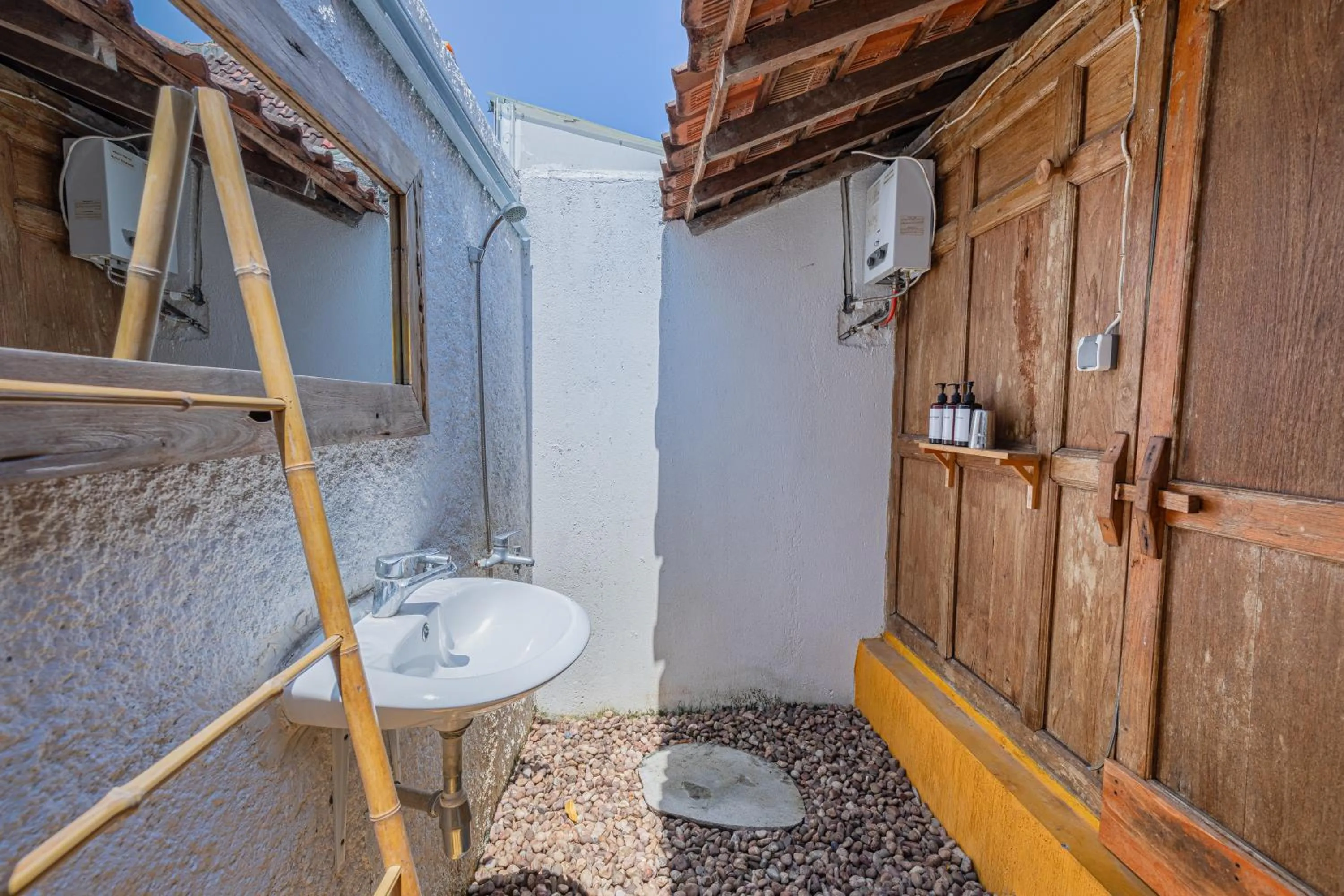 Shower in Yukke Tembi Homestay