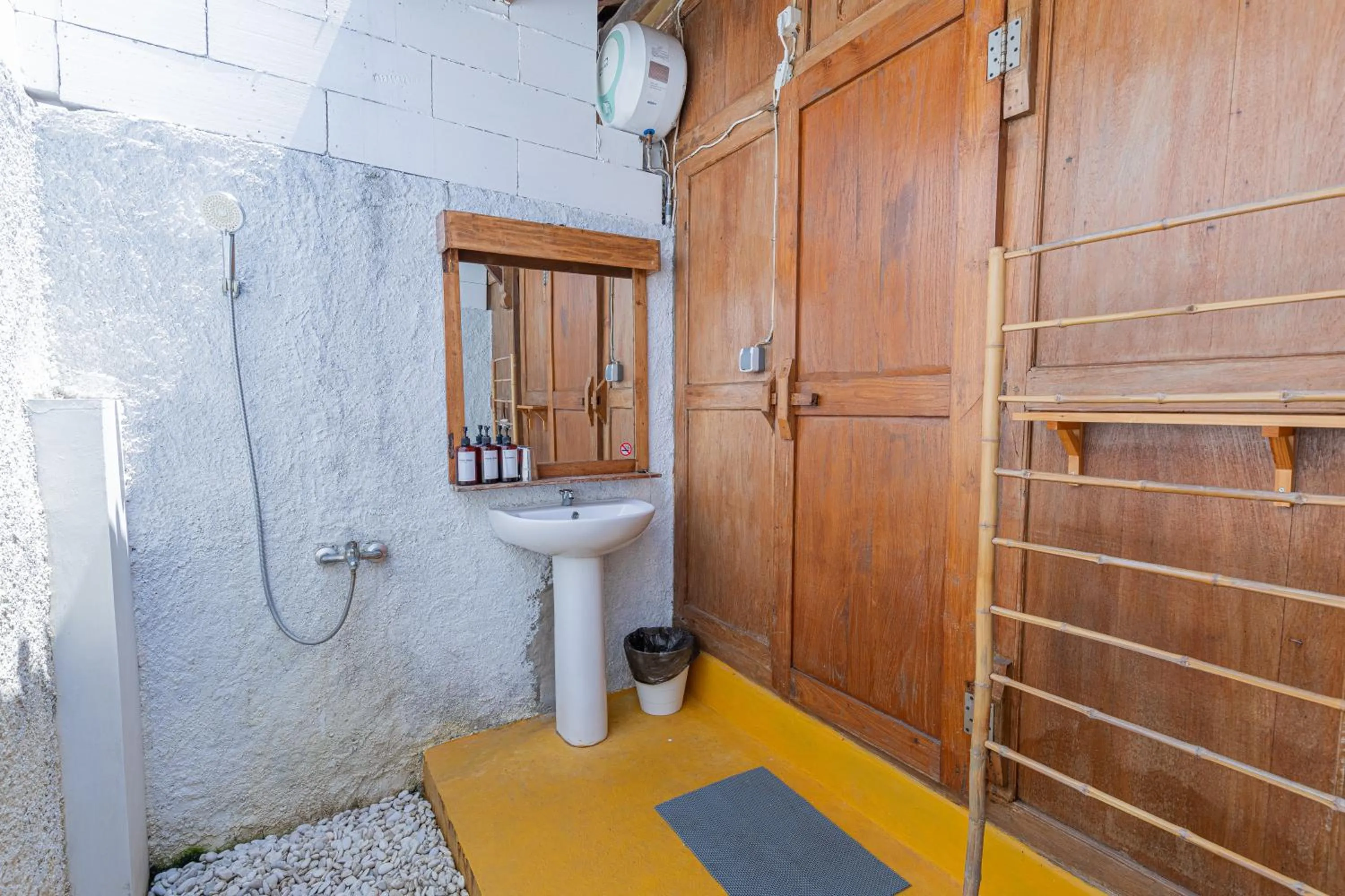 Shower in Yukke Tembi Homestay