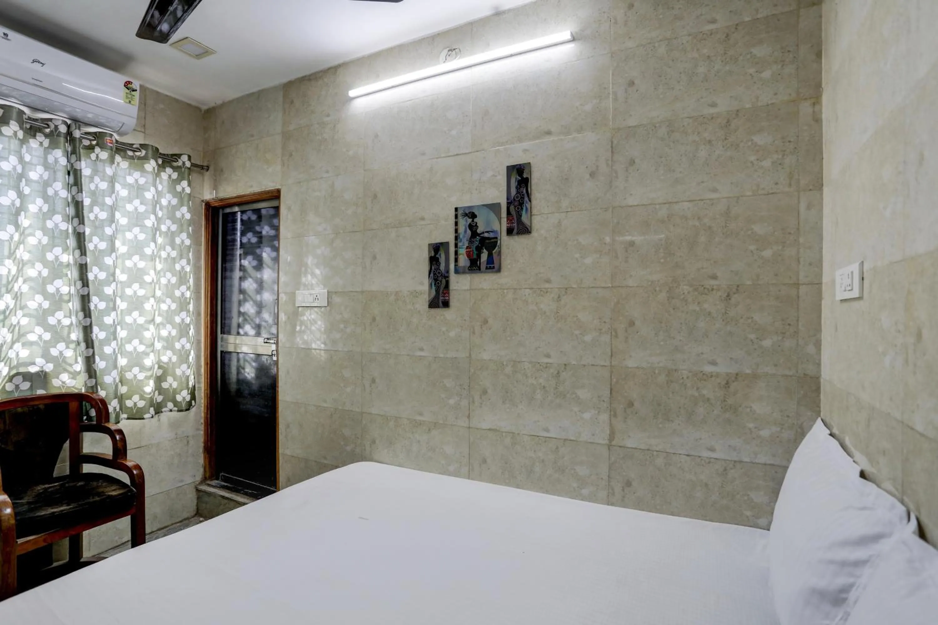 Bedroom, Bed in Hotel O DREAMZZ INN