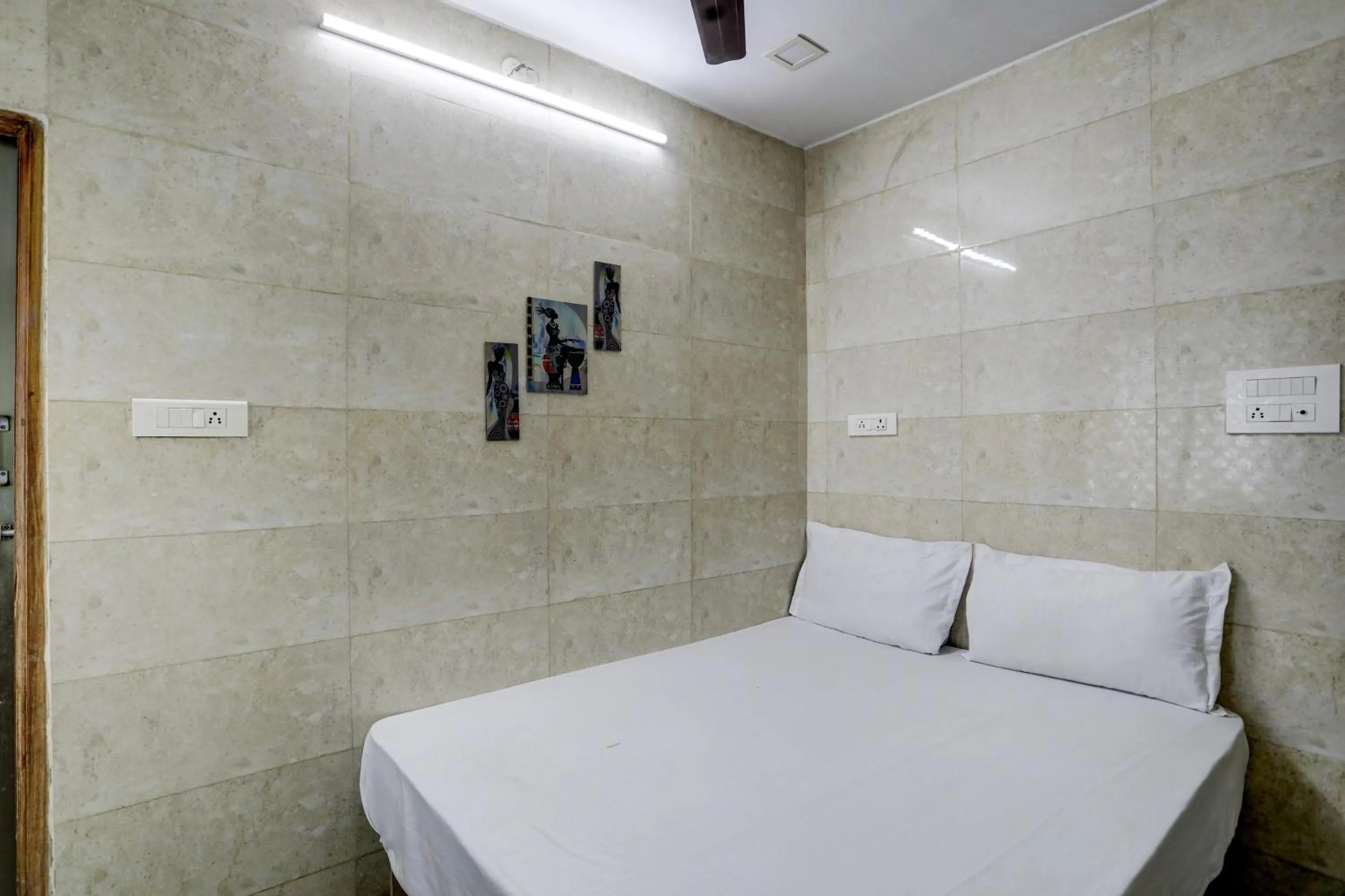 Bedroom, Bed in Hotel O DREAMZZ INN