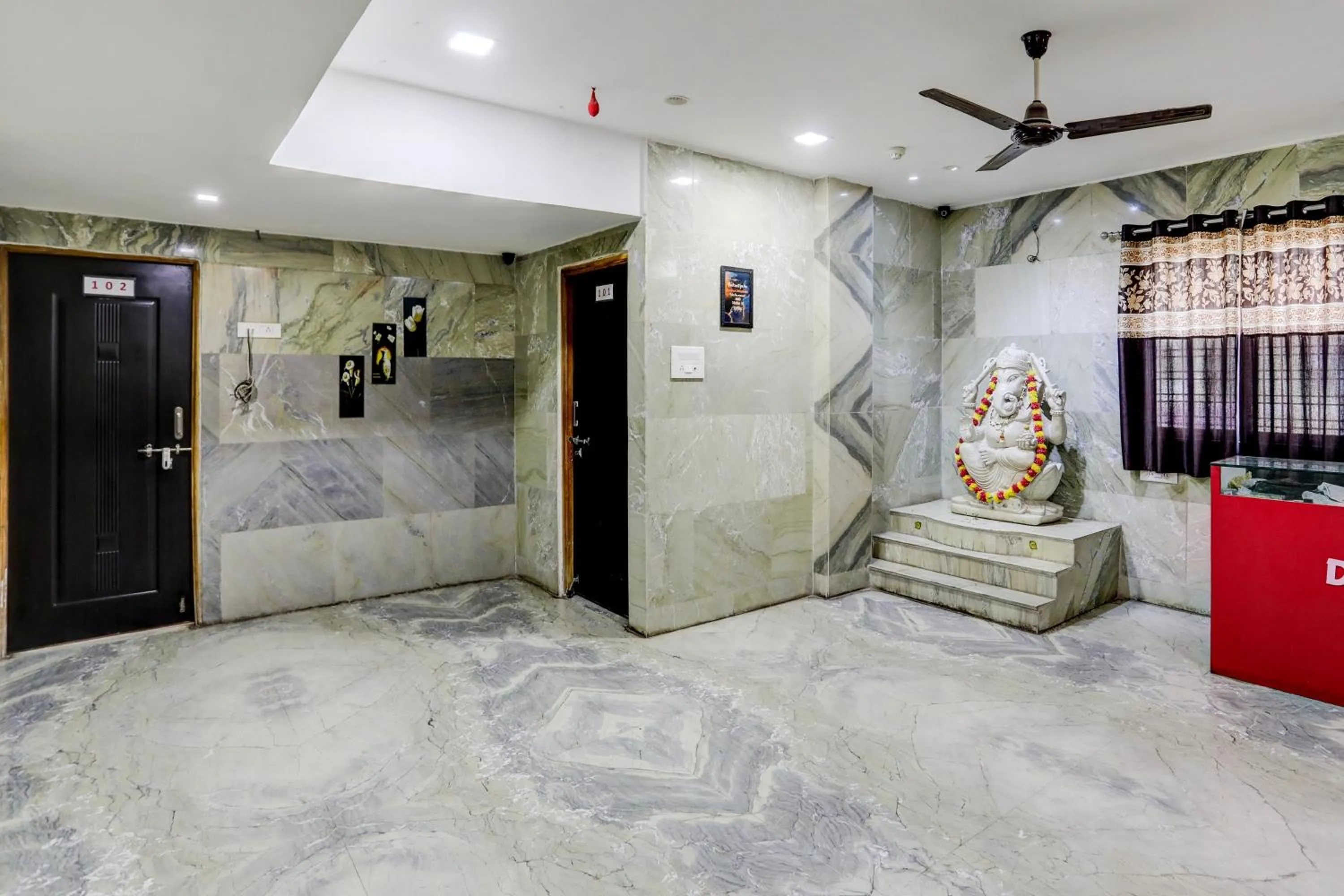 Lobby or reception in Hotel O DREAMZZ INN