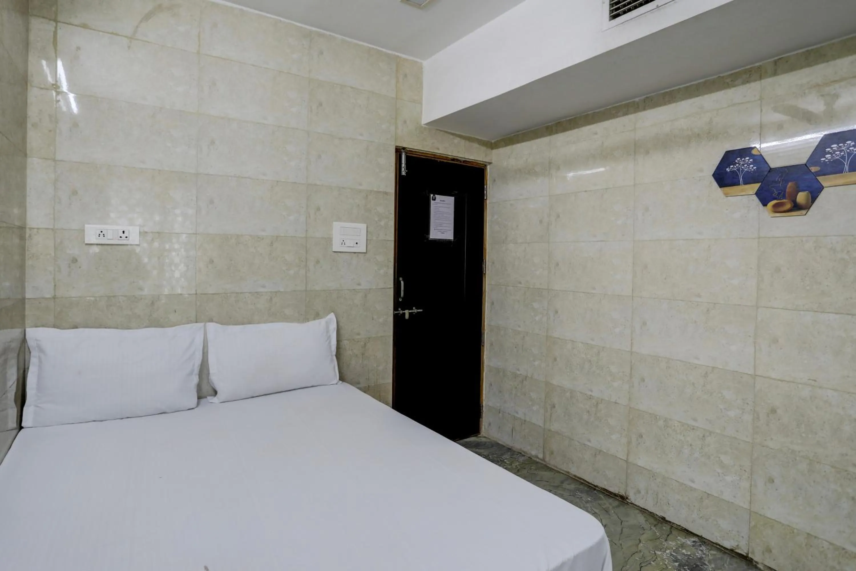 Bathroom, Bed in Hotel O DREAMZZ INN