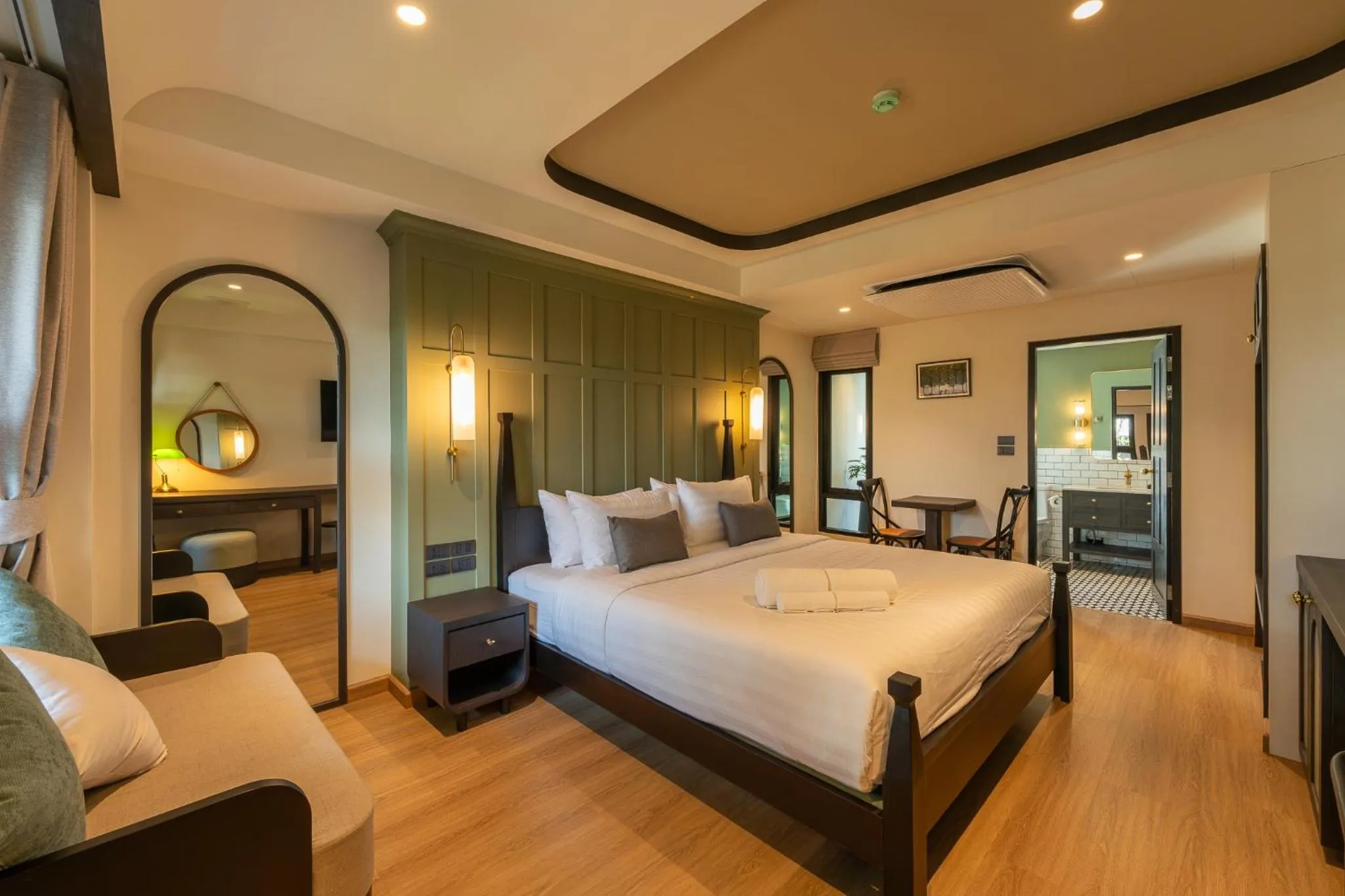 Photo of the whole room, Bed in Shamrock Chiangmai Hotel-Adult Only