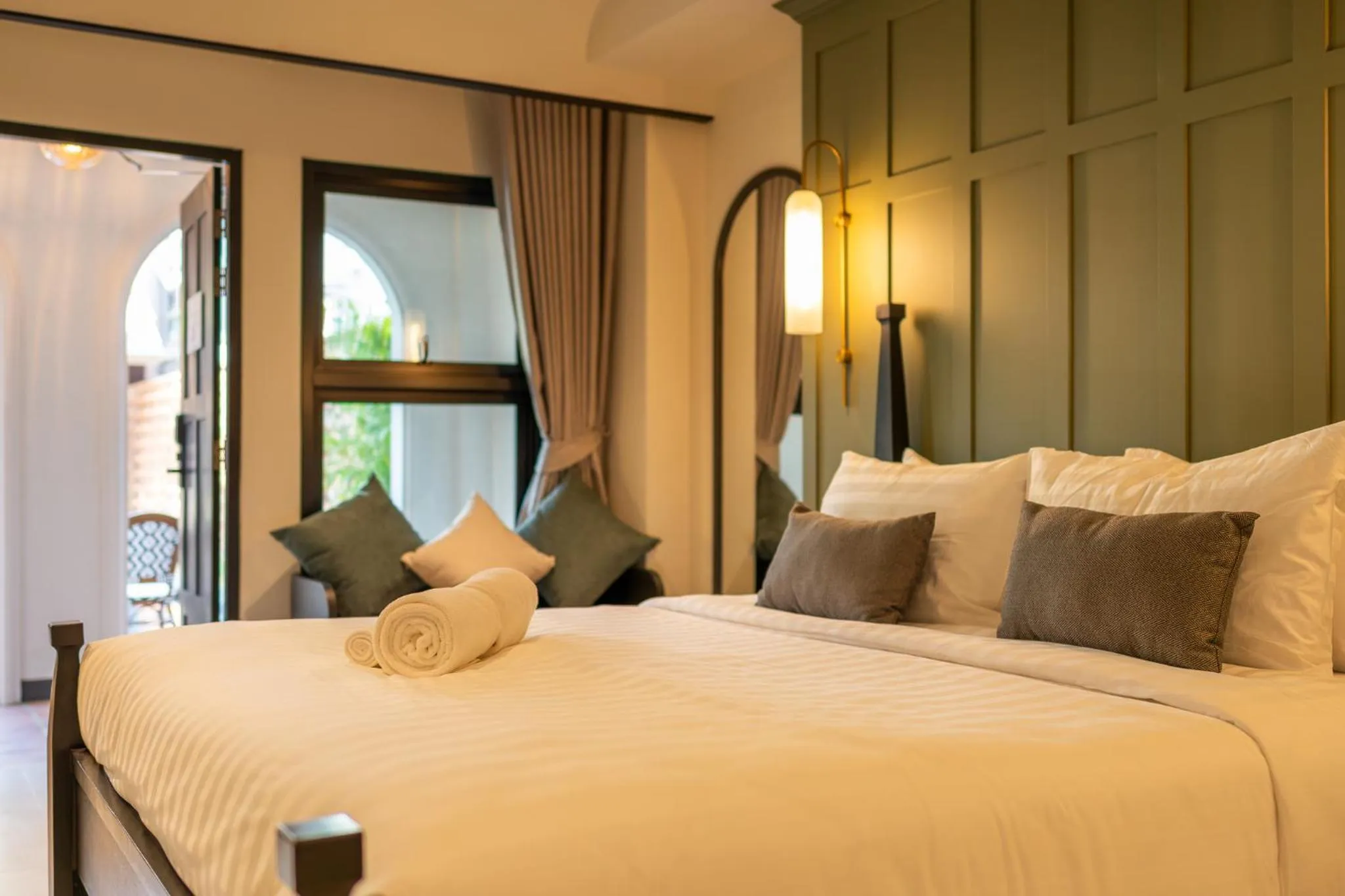 Photo of the whole room, Bed in Shamrock Chiangmai Hotel-Adult Only