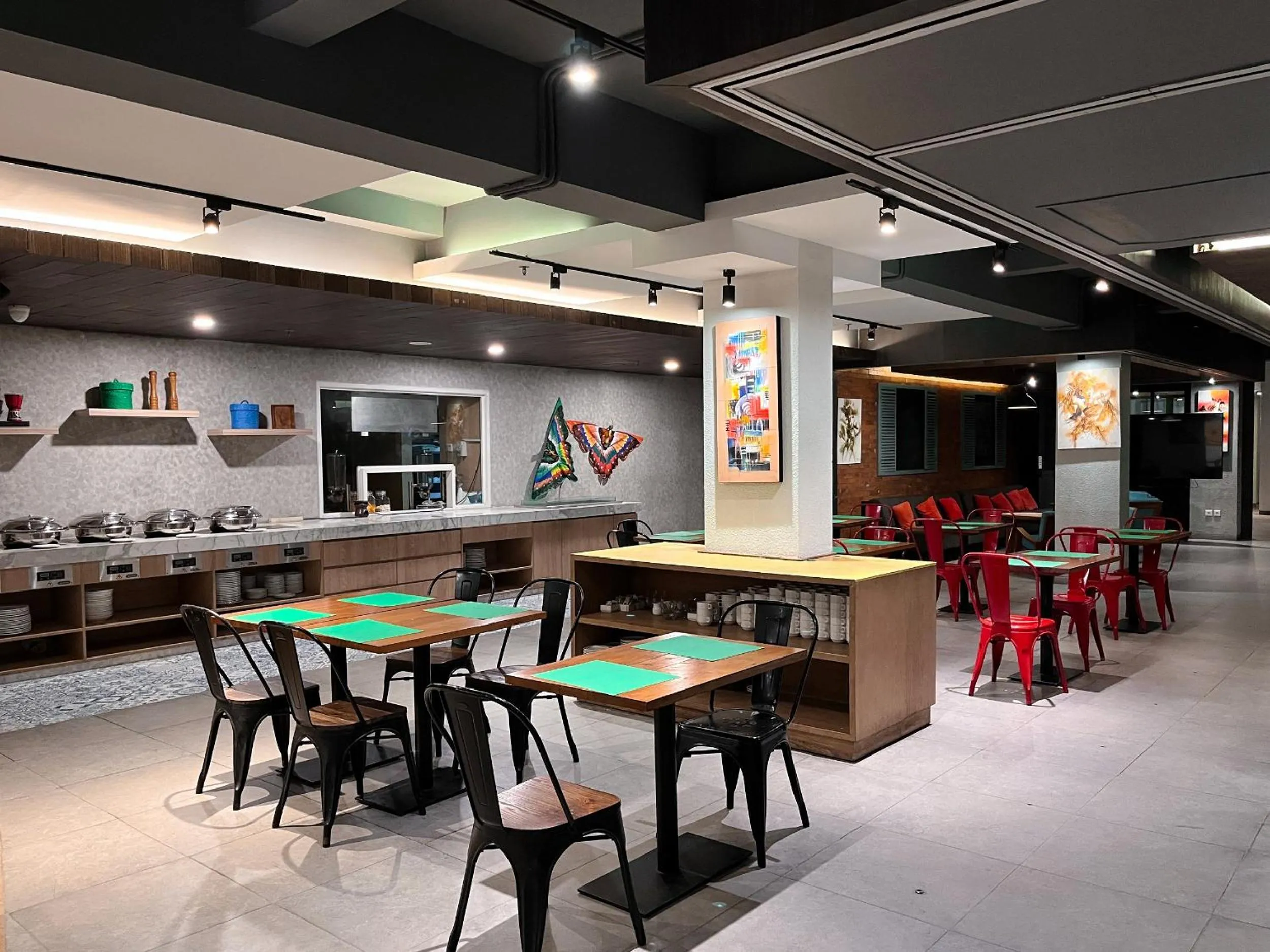 Restaurant/places to eat in Luminor Hotel Legian Seminyak - Bali