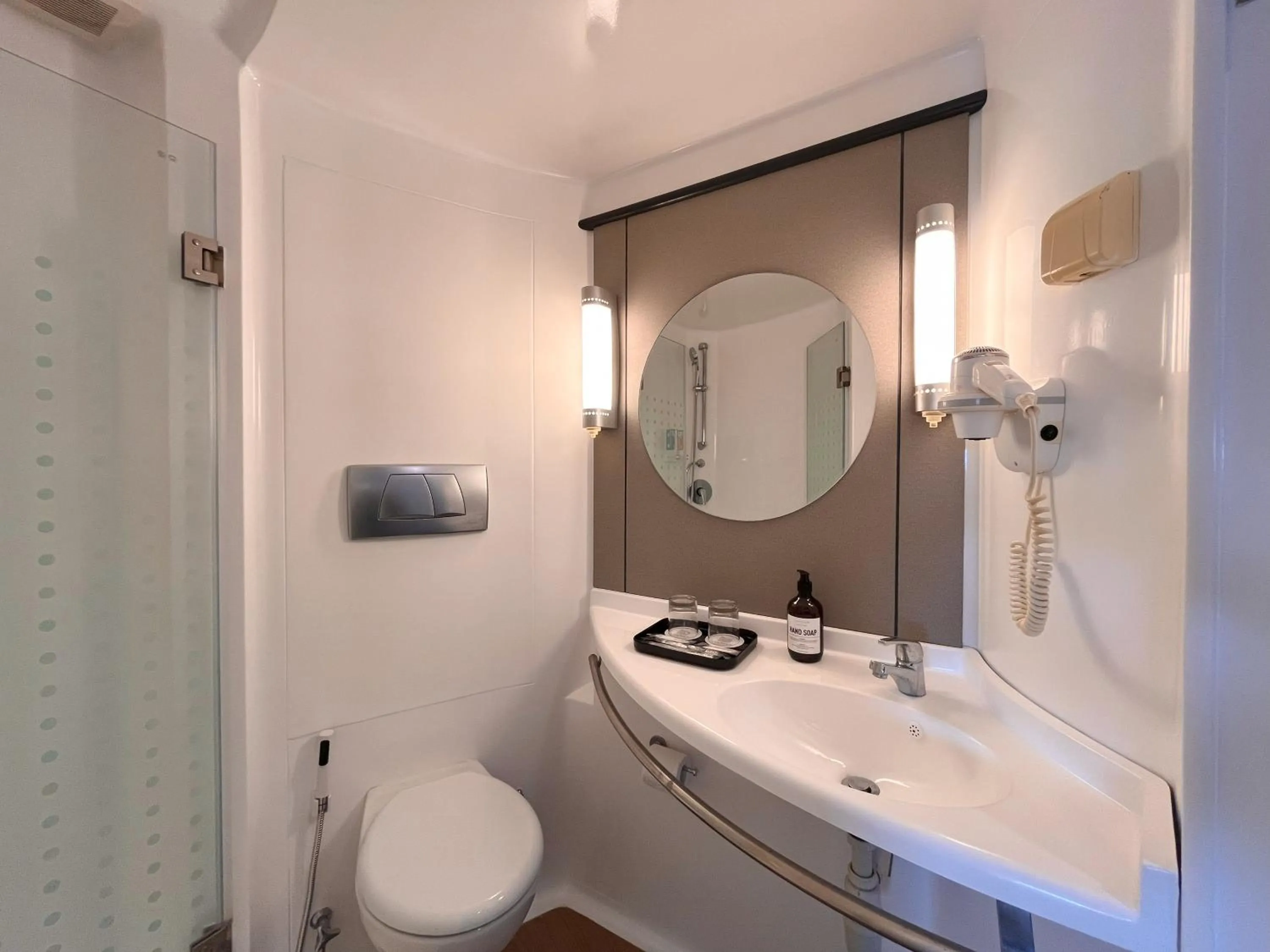 Bathroom in Luminor Hotel Legian Seminyak - Bali