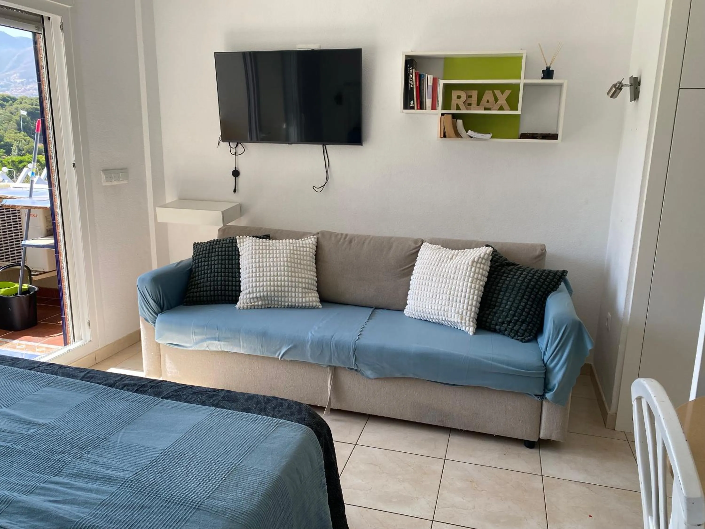 Communal lounge/ TV room, Bed in Benal Beach