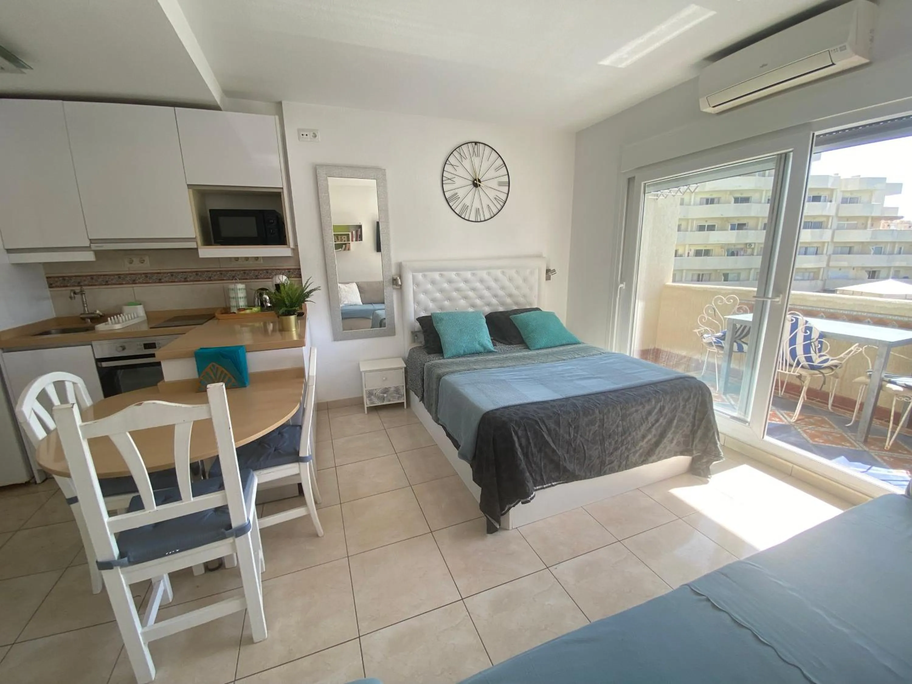 Living room, Bed in Benal Beach