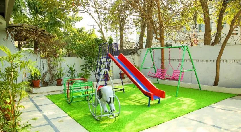 Garden in Hotel Mairona Gulberg Lahore