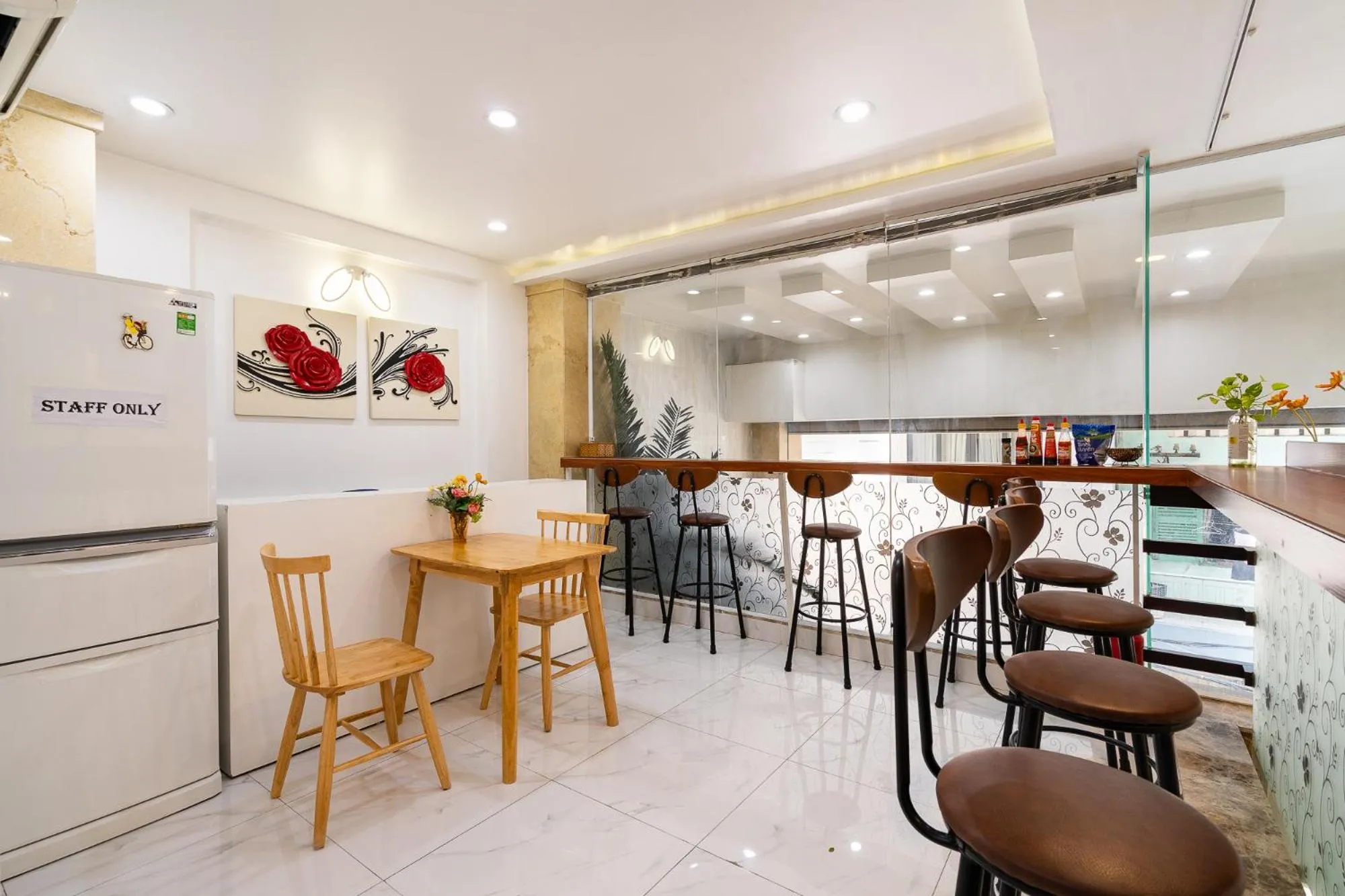 Restaurant/places to eat in Adventure Hotel