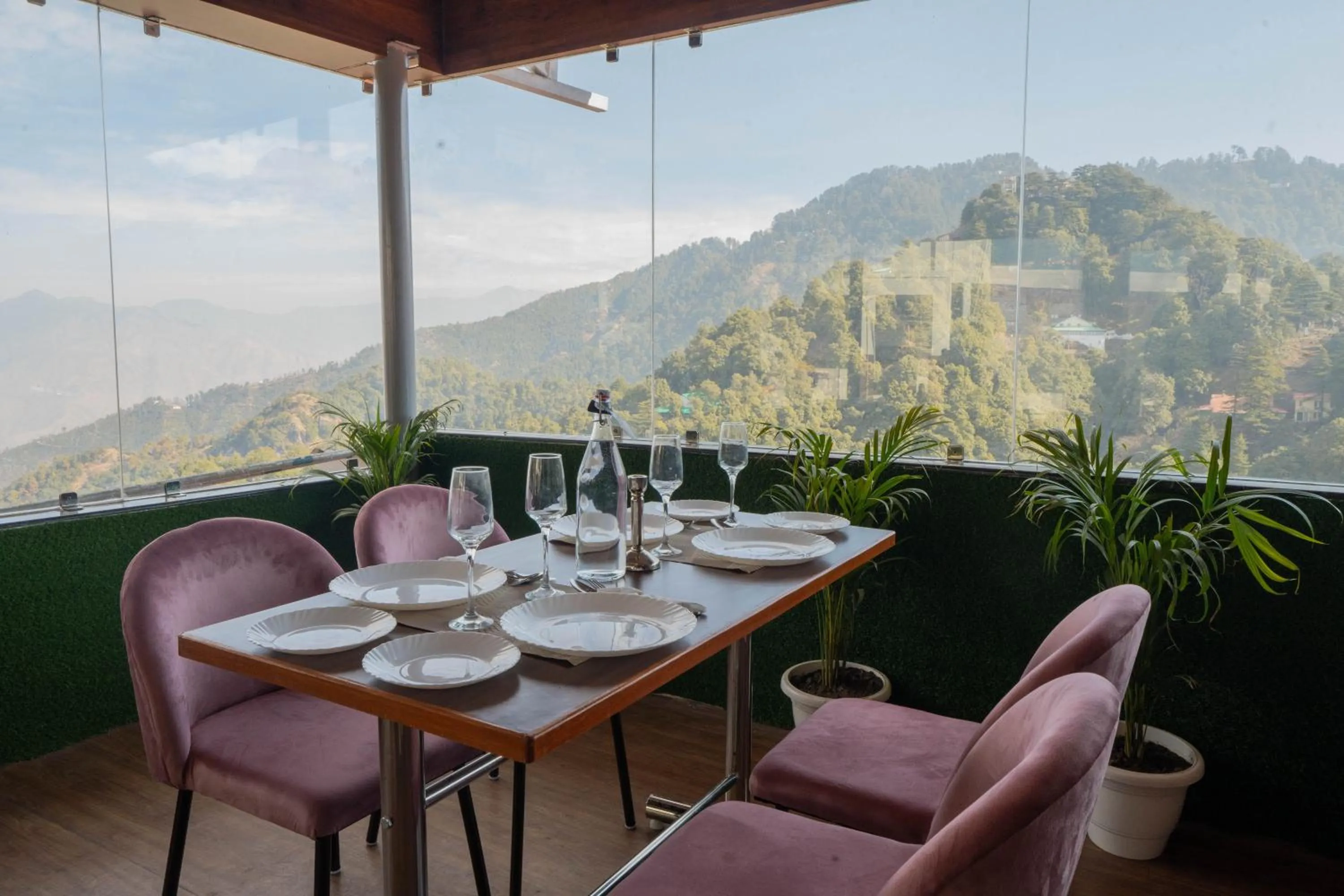 Restaurant/places to eat in Super Hotel by Perfectstayz Mall Road