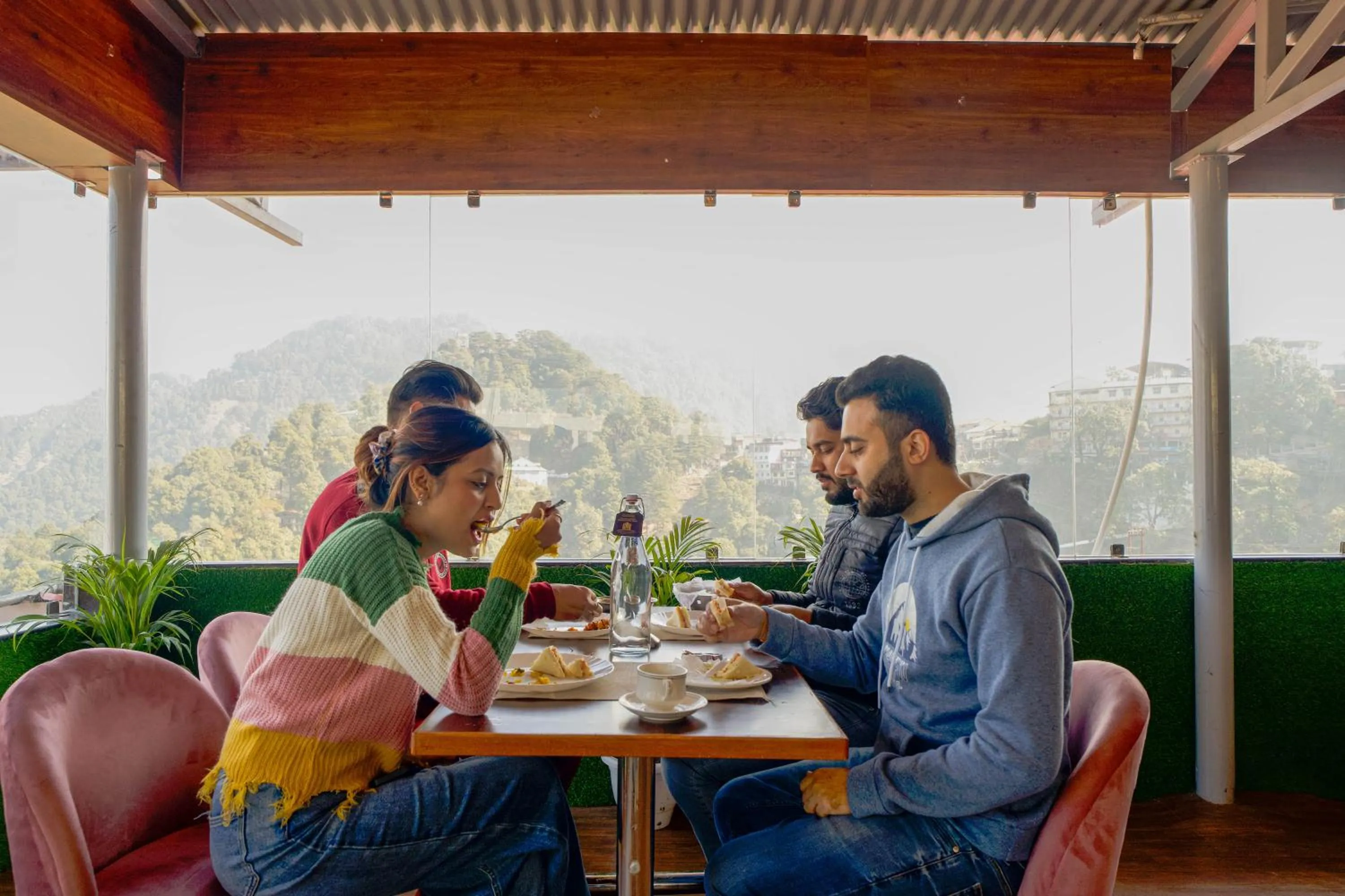 Restaurant/places to eat in Super Hotel by Perfectstayz Mall Road