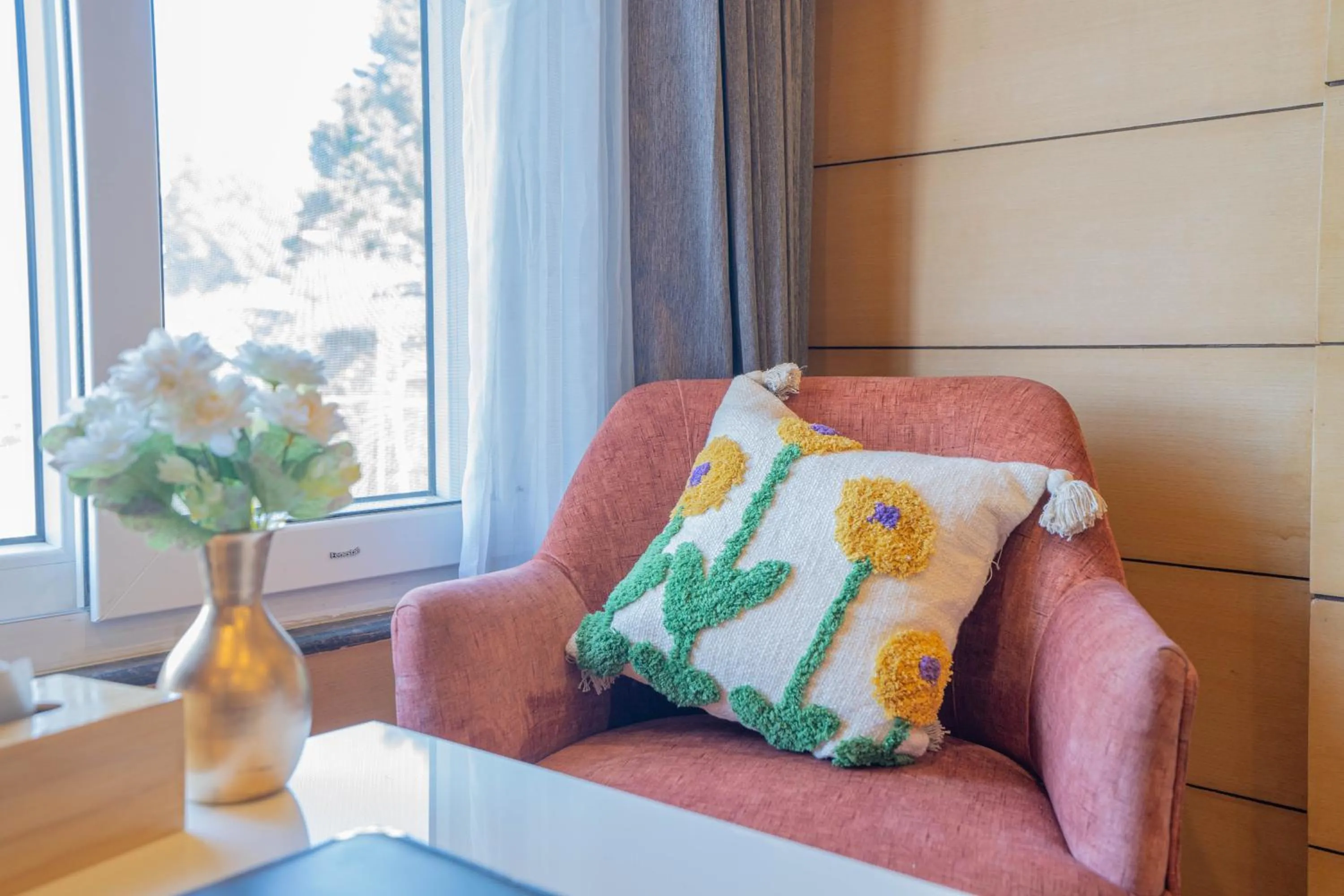 Seating area in Super Hotel by Perfectstayz Mall Road