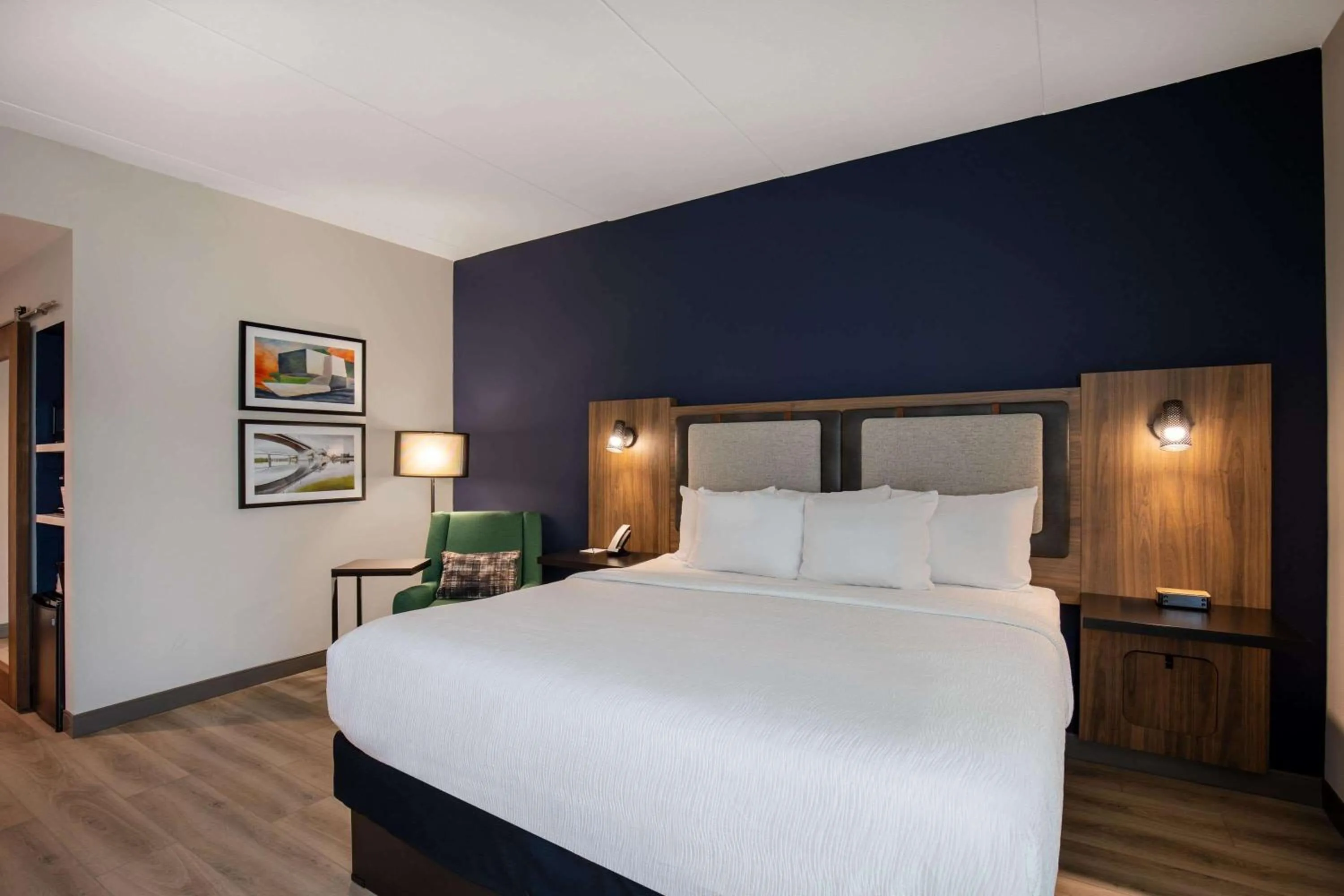 Bed in La Quinta Inn & Suites by Wyndham Chattanooga Downtown/South