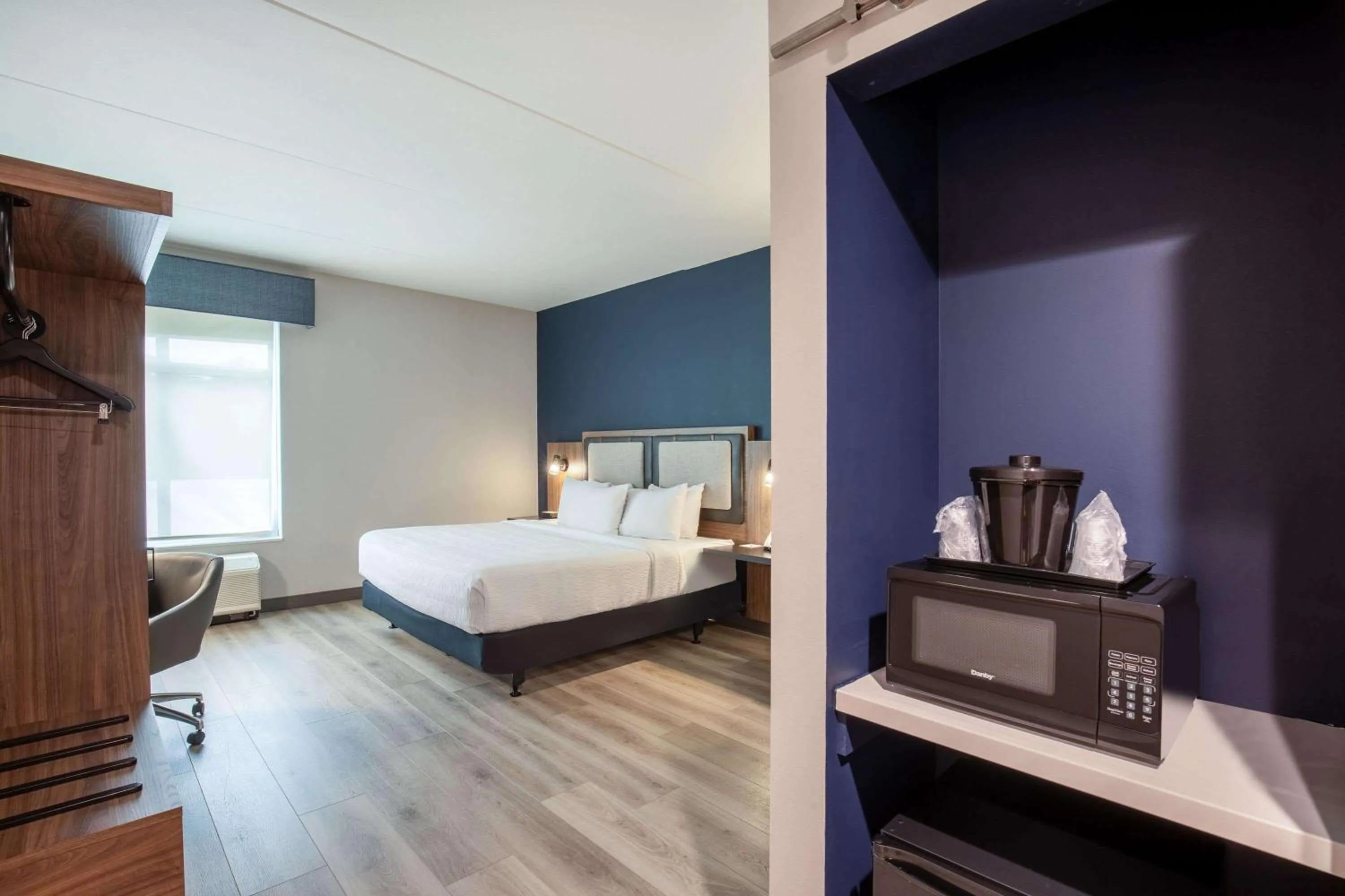 Photo of the whole room, Bed in La Quinta Inn & Suites by Wyndham Chattanooga Downtown/South