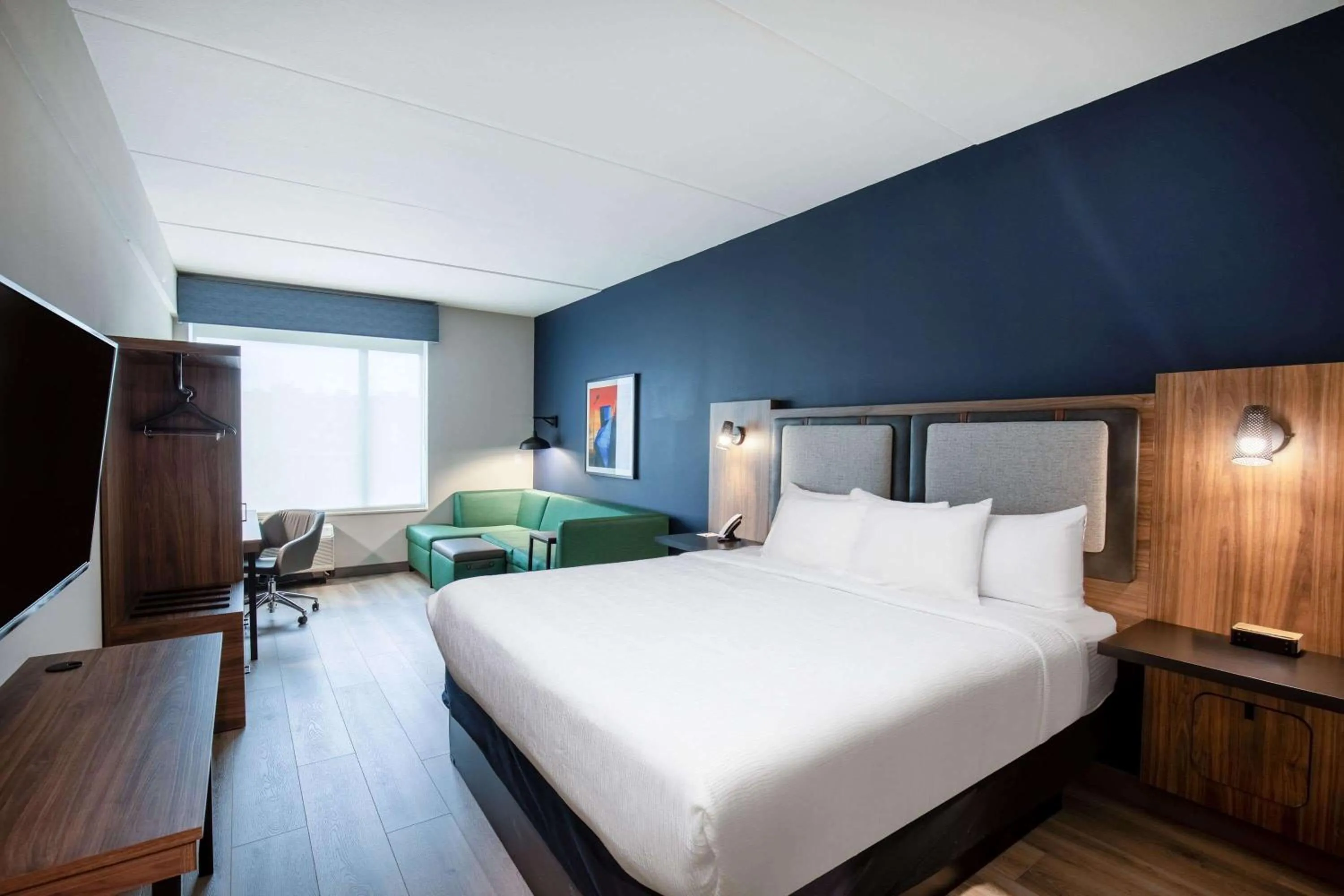 Bed in La Quinta Inn & Suites by Wyndham Chattanooga Downtown/South