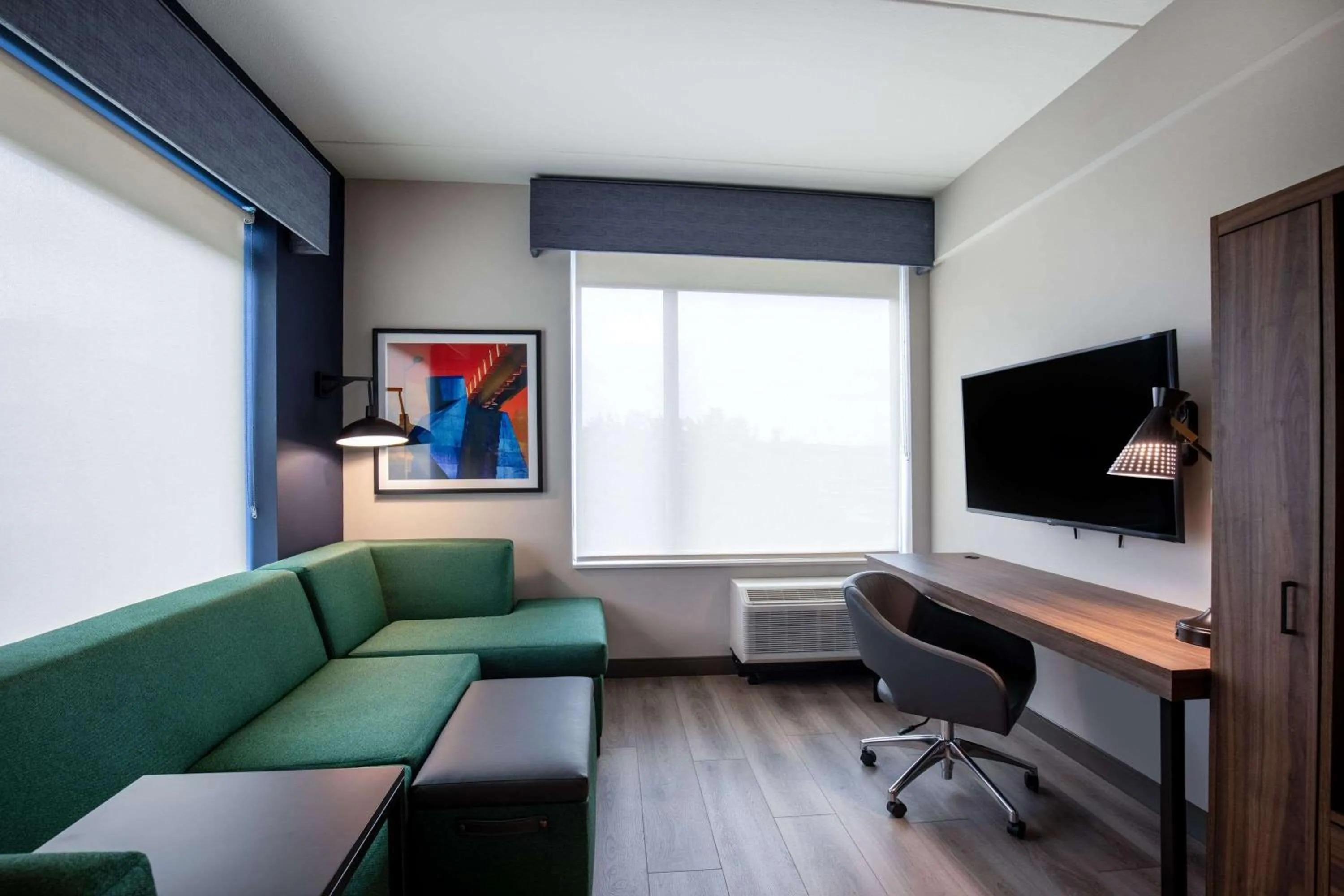 Living room in La Quinta Inn & Suites by Wyndham Chattanooga Downtown/South