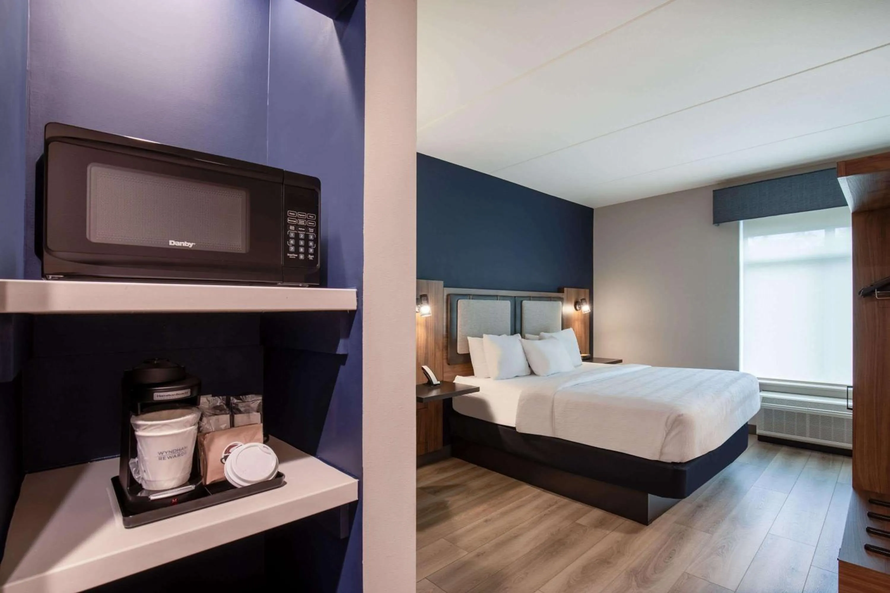 Bed in La Quinta Inn & Suites by Wyndham Chattanooga Downtown/South