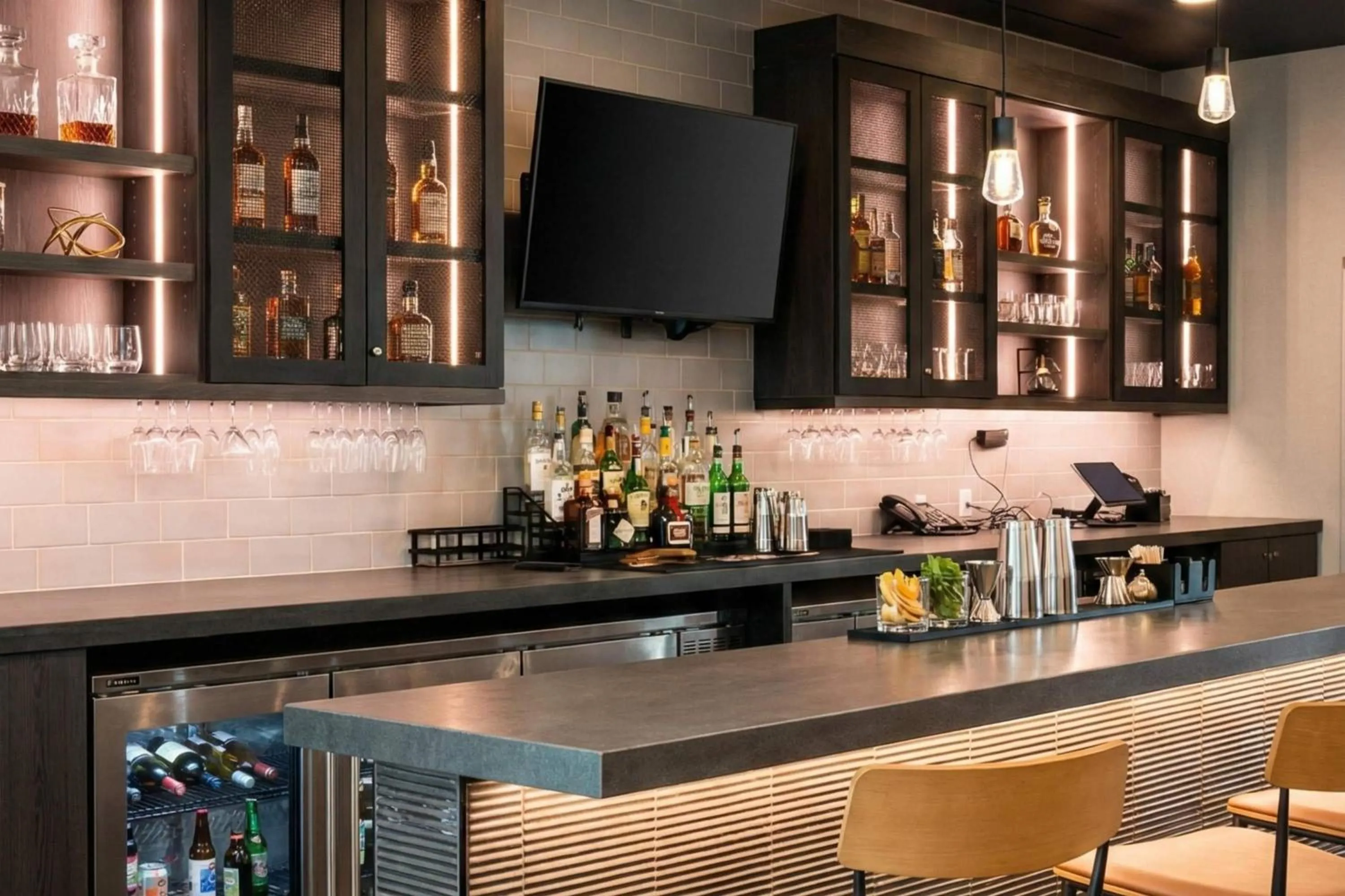 Lounge or bar in La Quinta Inn & Suites by Wyndham Chattanooga Downtown/South