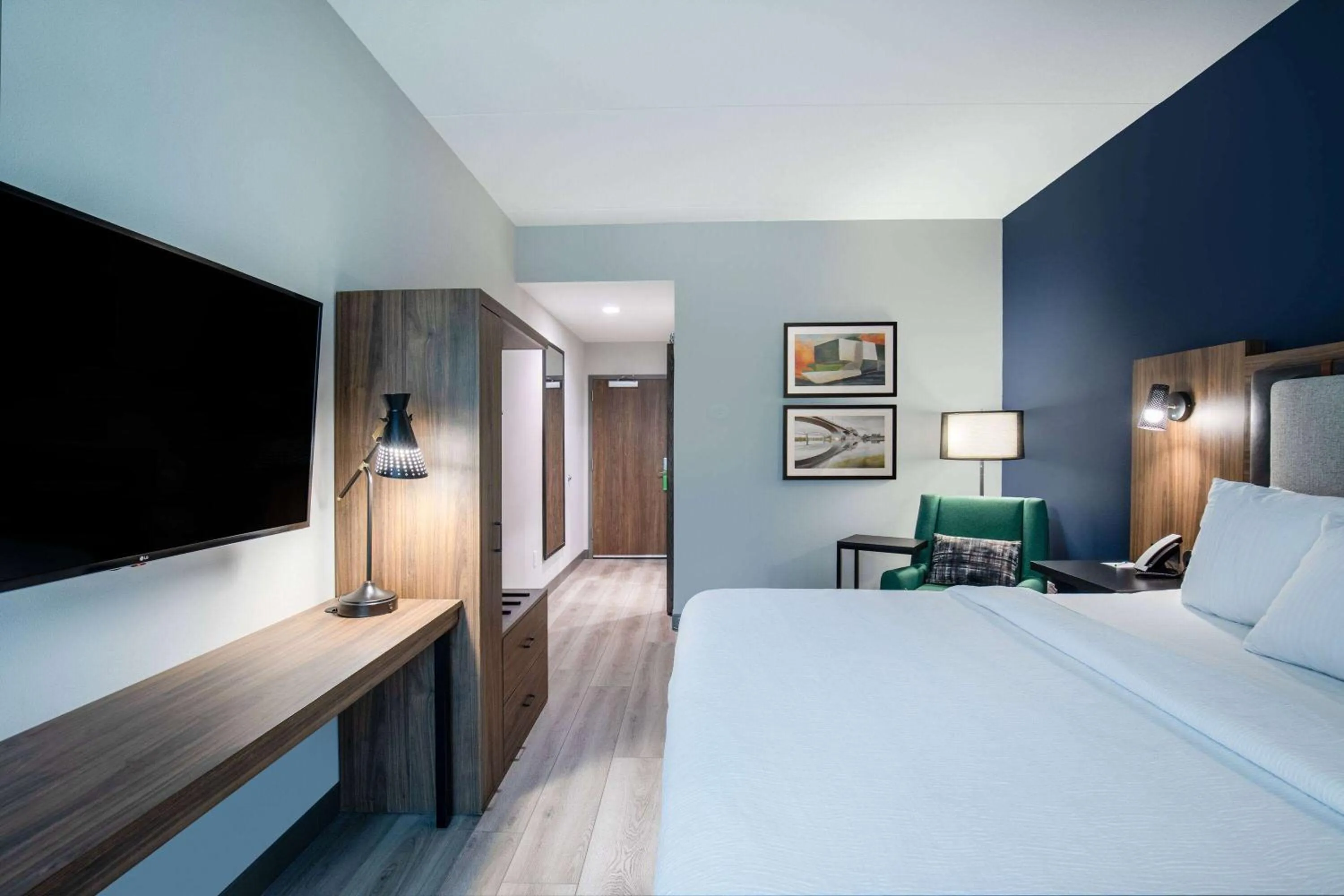 Bed in La Quinta Inn & Suites by Wyndham Chattanooga Downtown/South