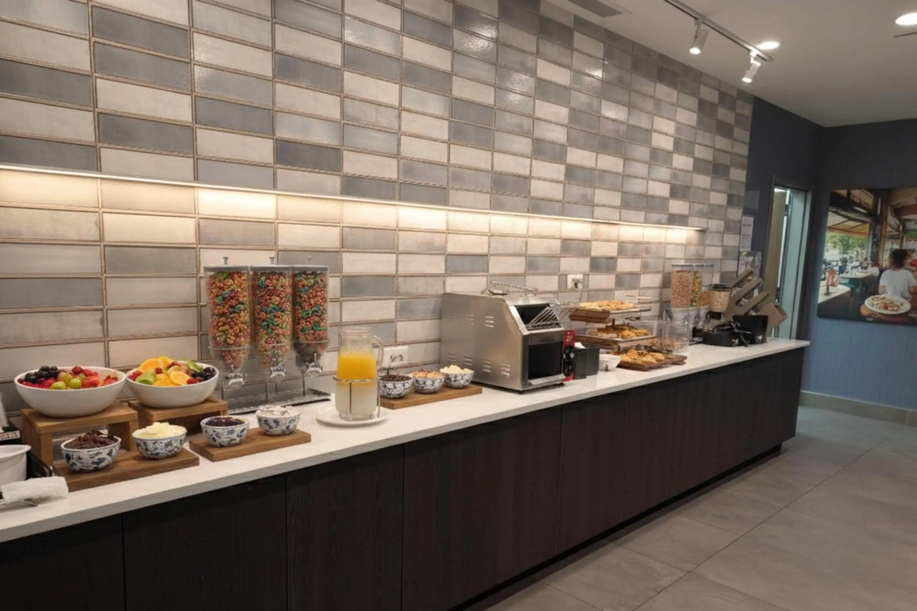 Restaurant/places to eat in La Quinta Inn & Suites by Wyndham Chattanooga Downtown/South