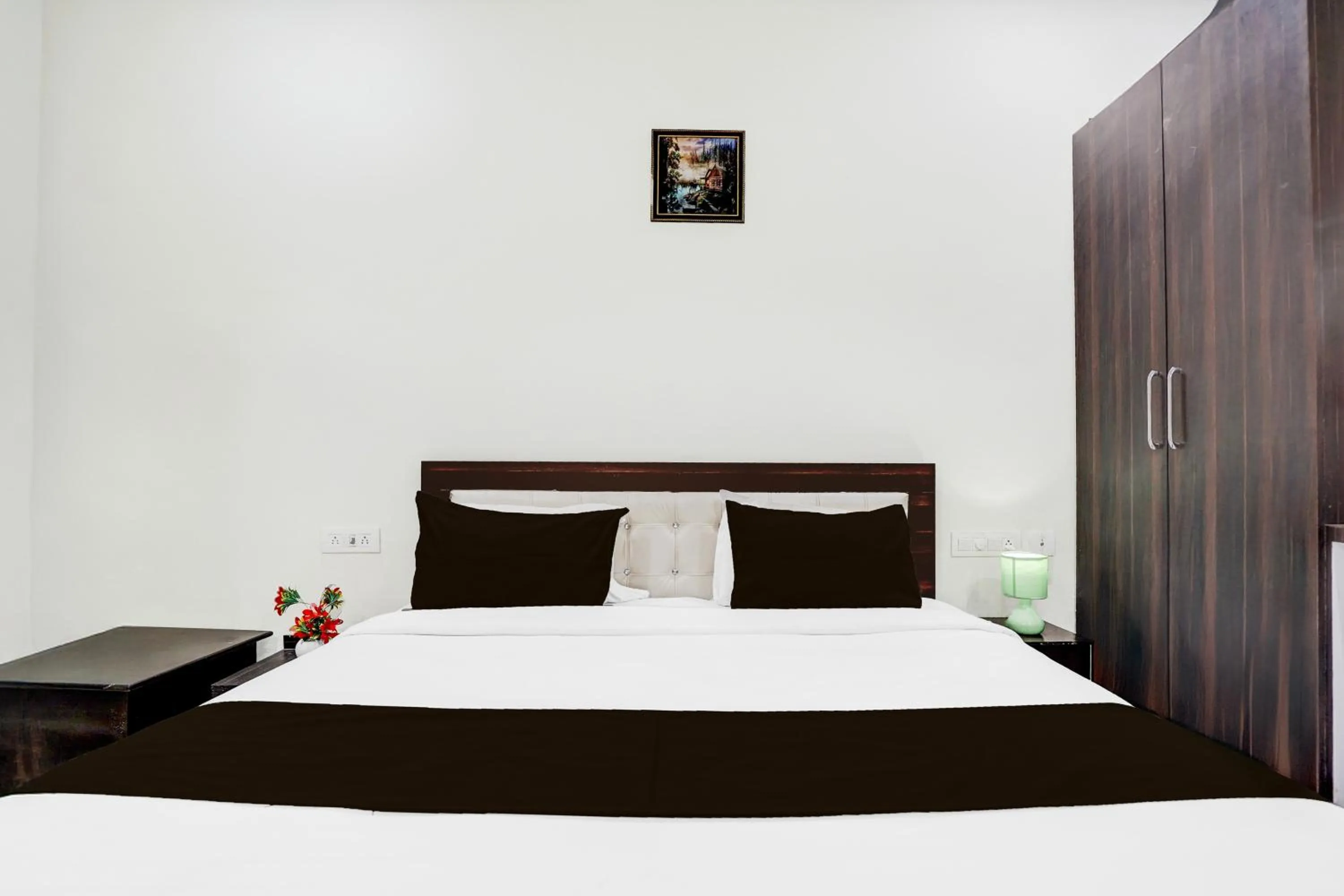 Bedroom, Bed in Super Townhouse Faizabad Road Opp BBD University