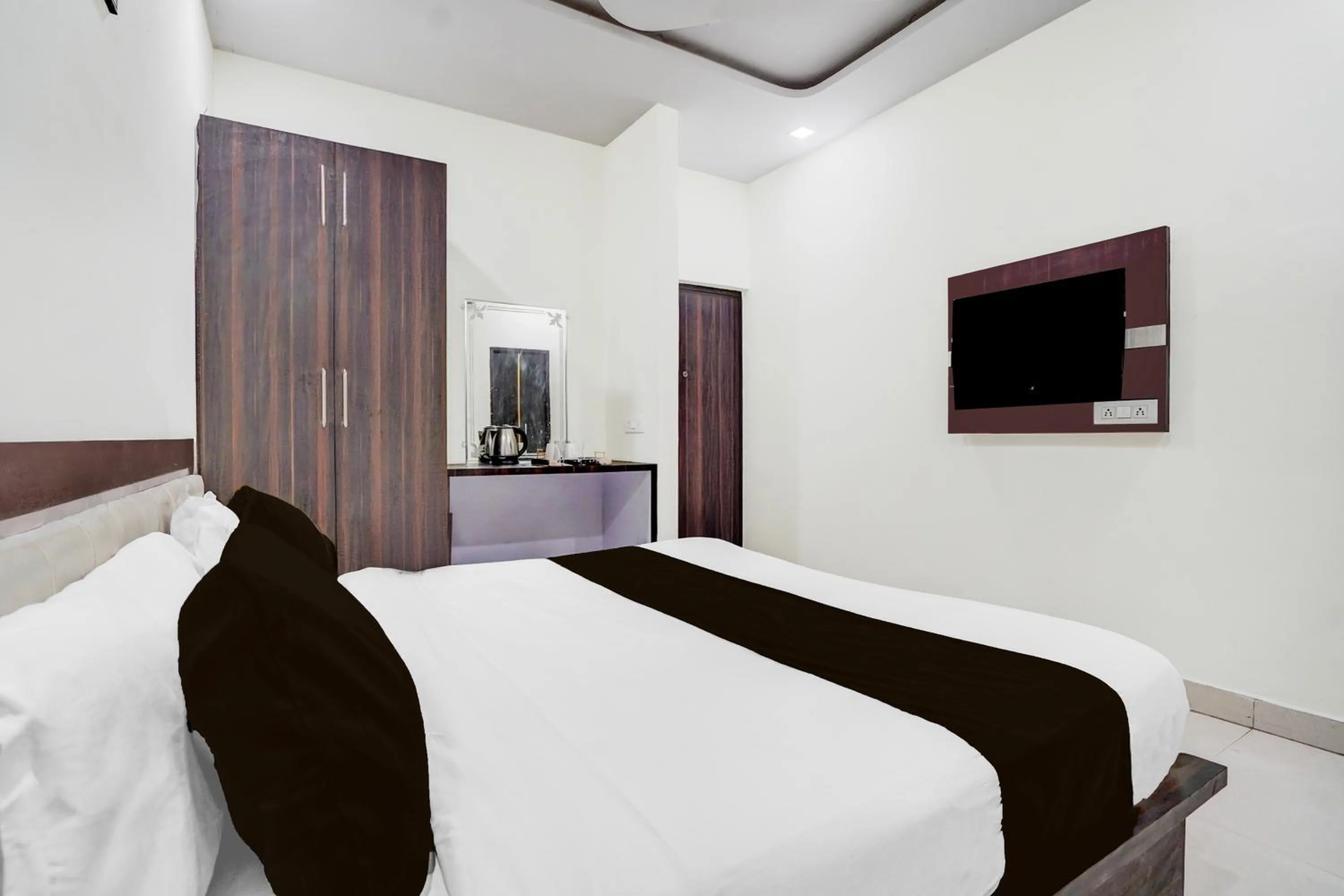 Bedroom, Bed in Super Townhouse Faizabad Road Opp BBD University