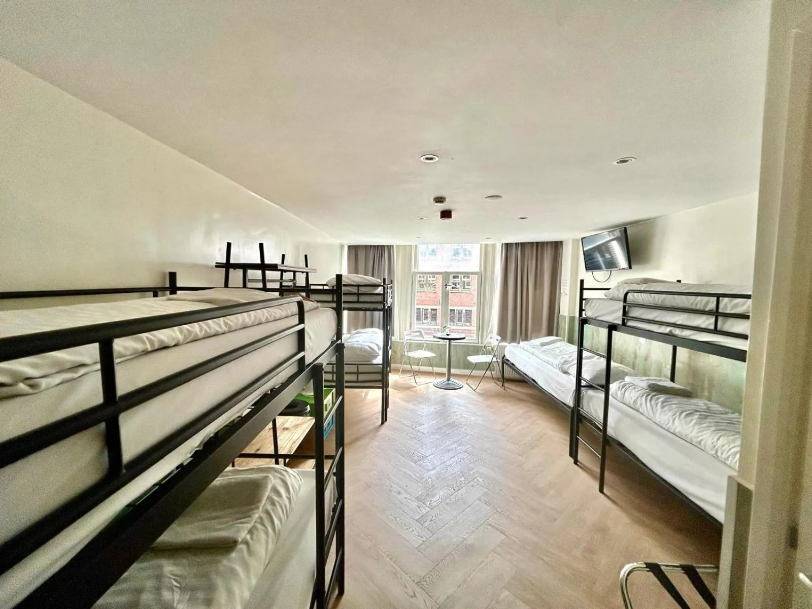 View (from property/room), Bed in Hotel Damrak Inn