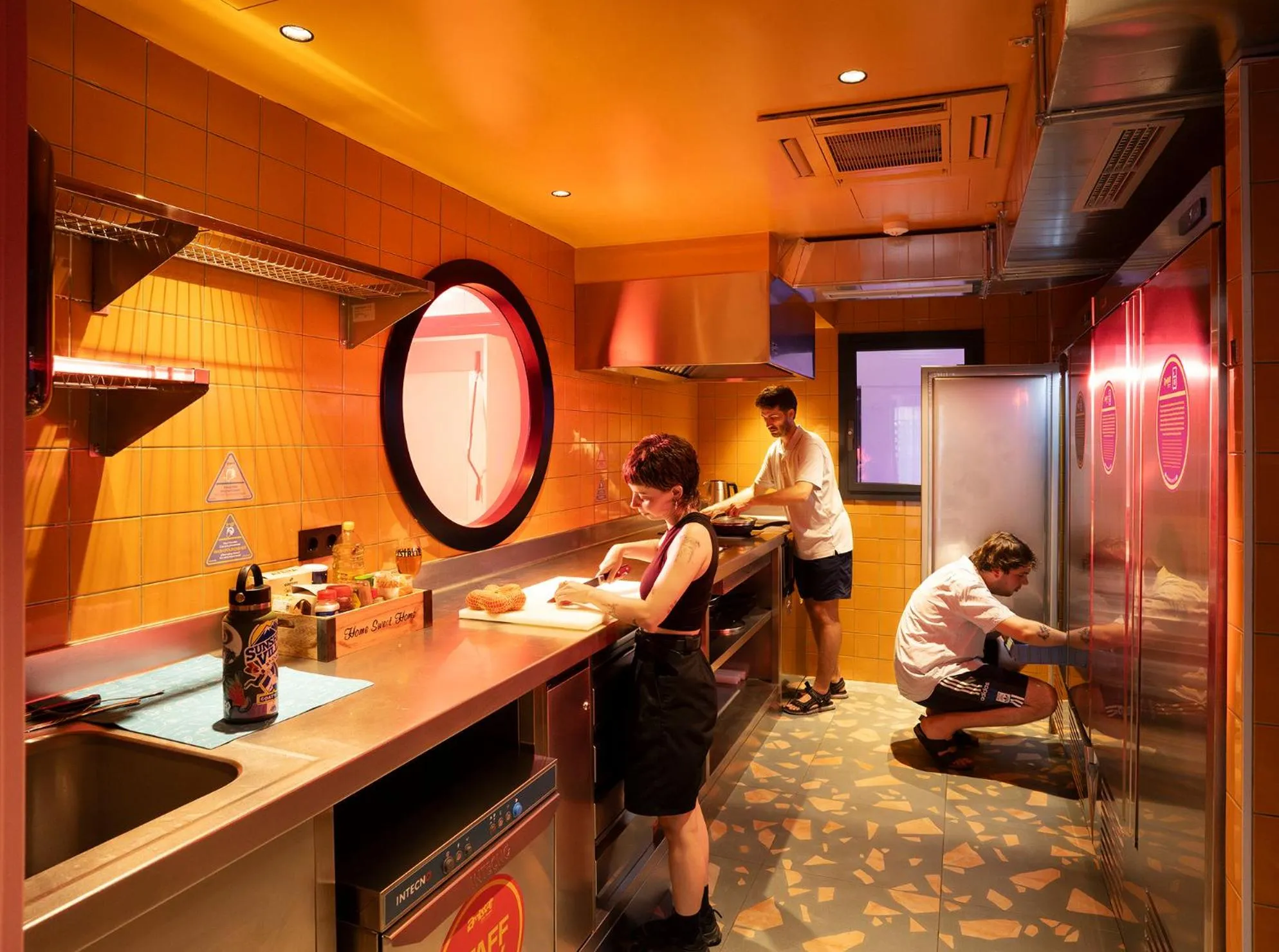 Communal kitchen in AMISTAT City Hostel Barcelona