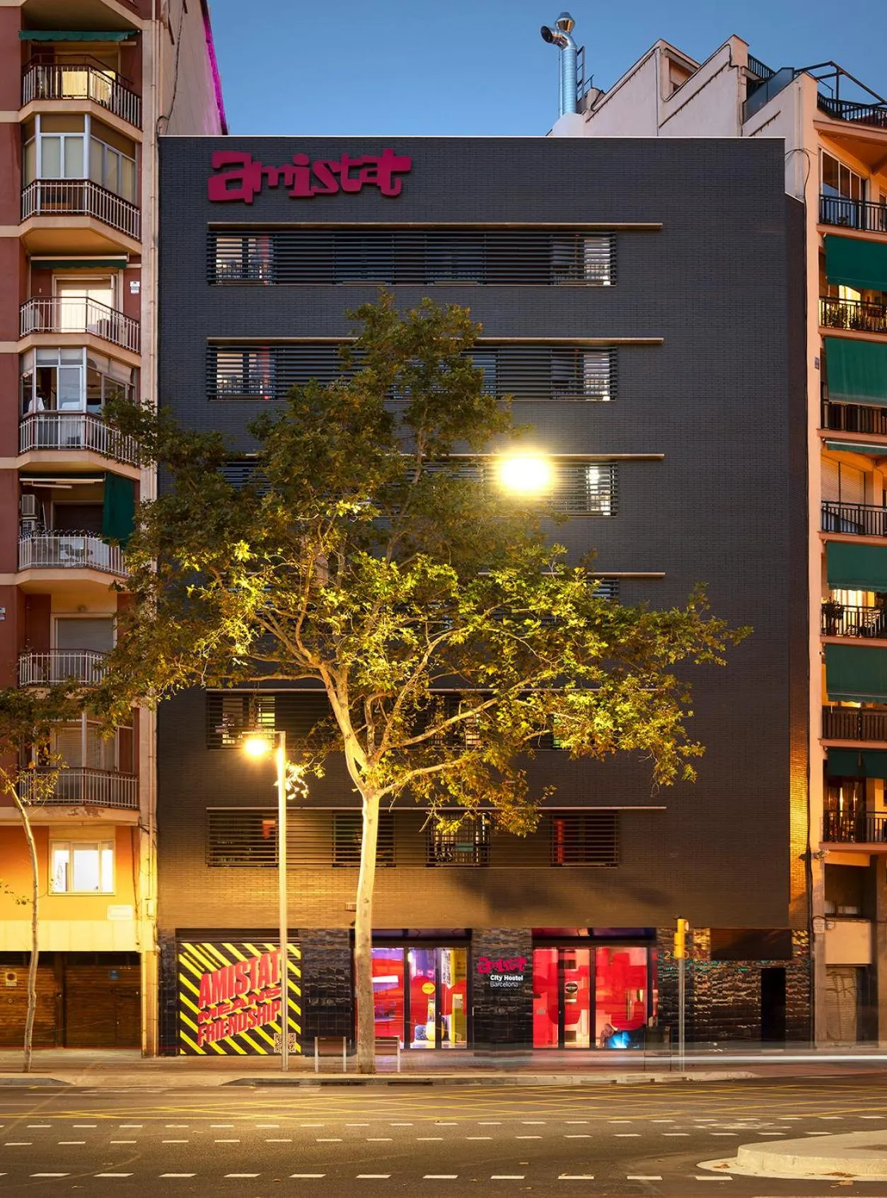 Property building in AMISTAT City Hostel Barcelona