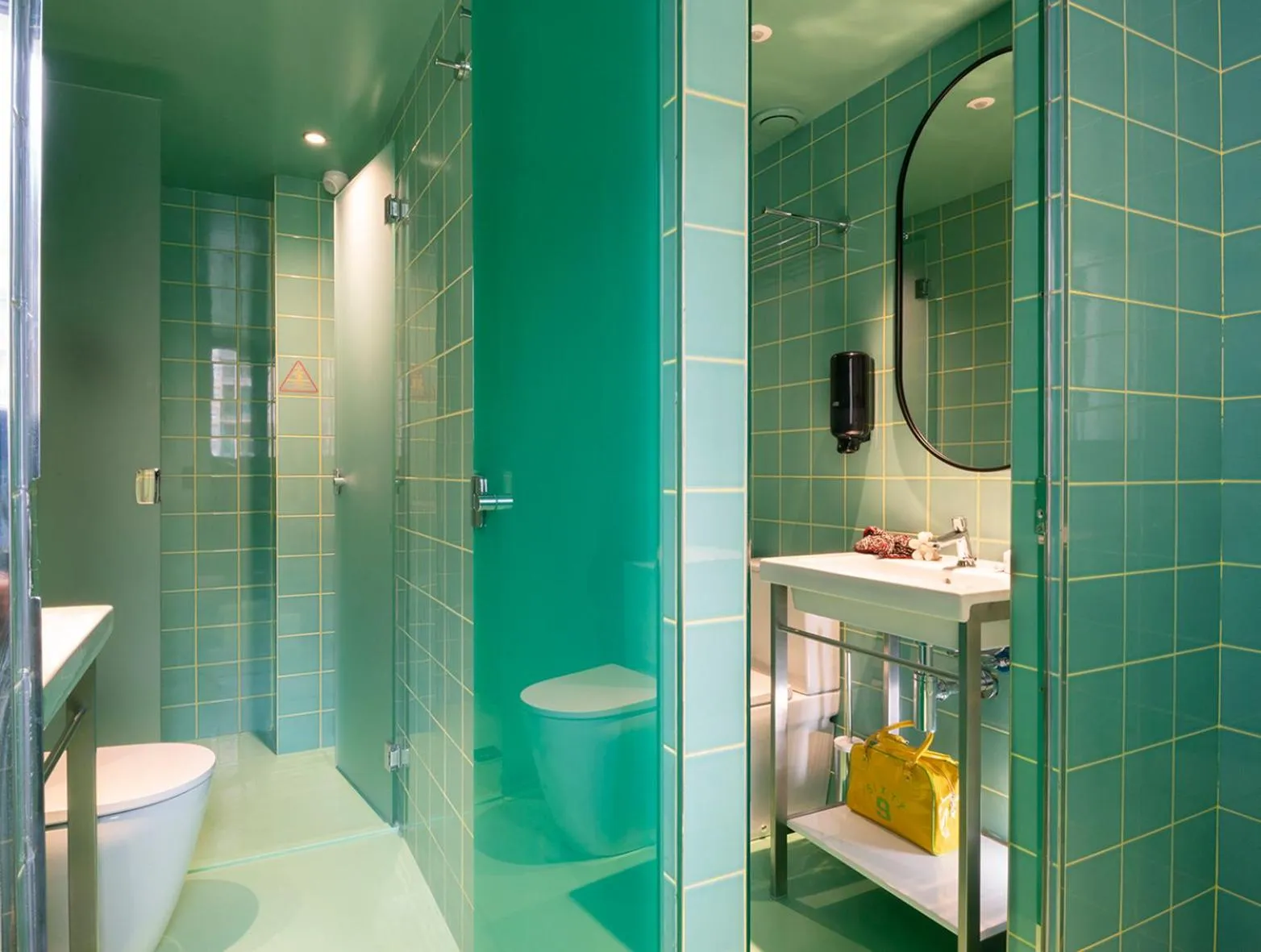 Shower in AMISTAT City Hostel Barcelona