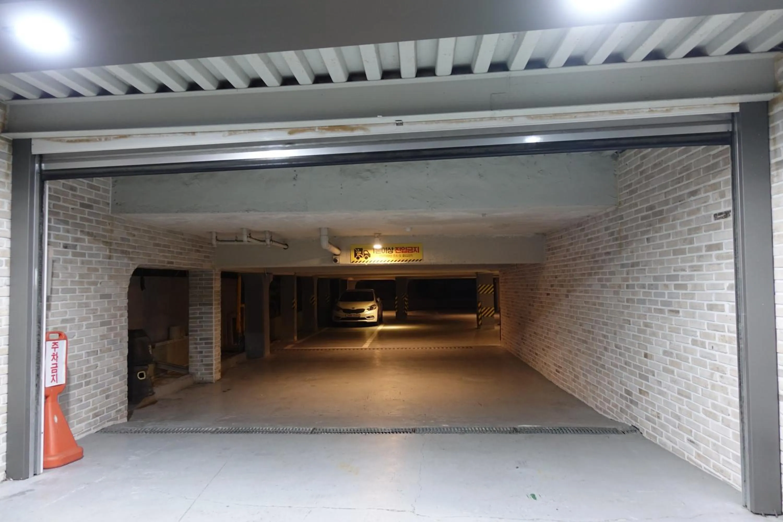 Parking in Brown Dot Hotel Masan Yangduck