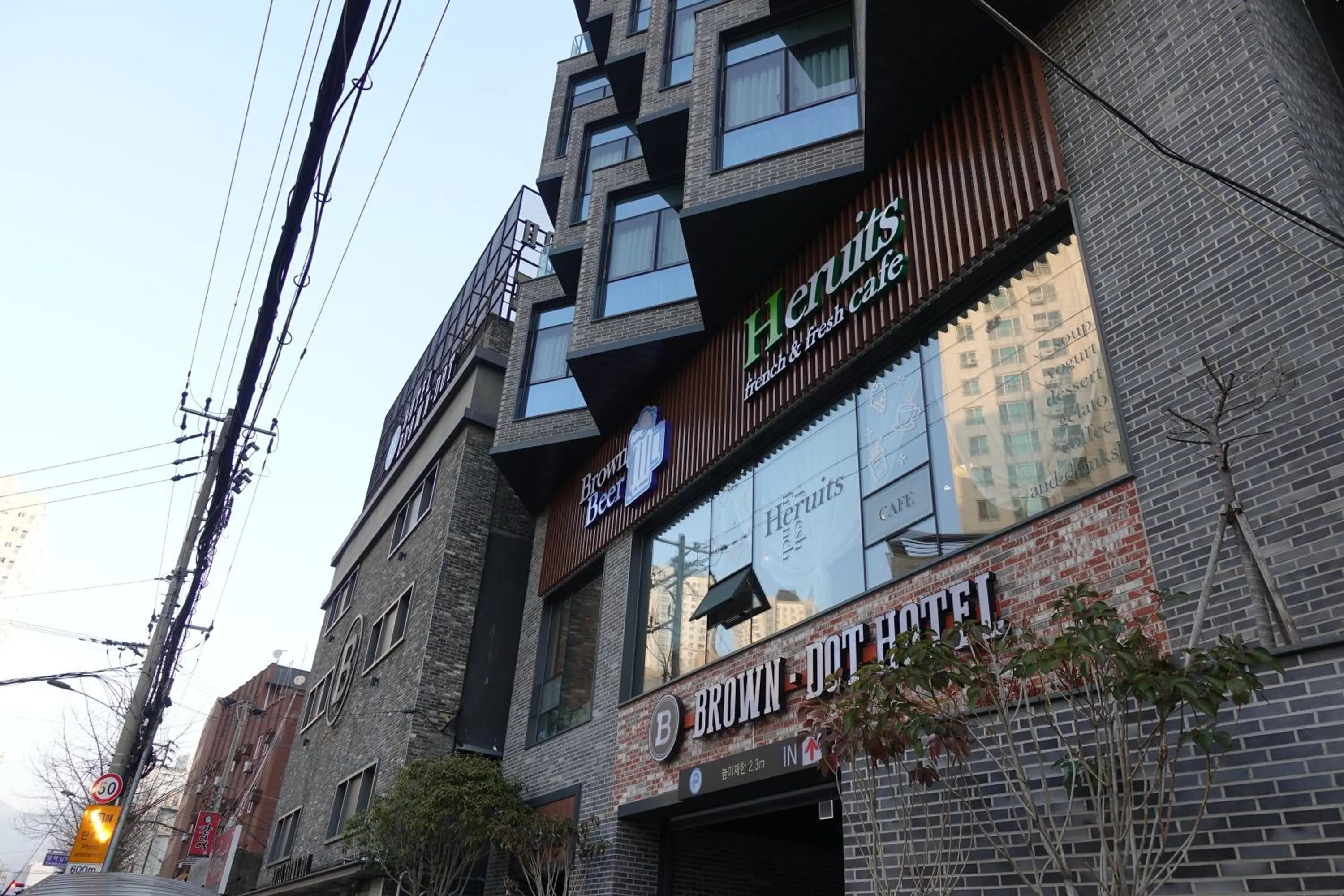 Property building in Brown Dot Hotel Masan Yangduck