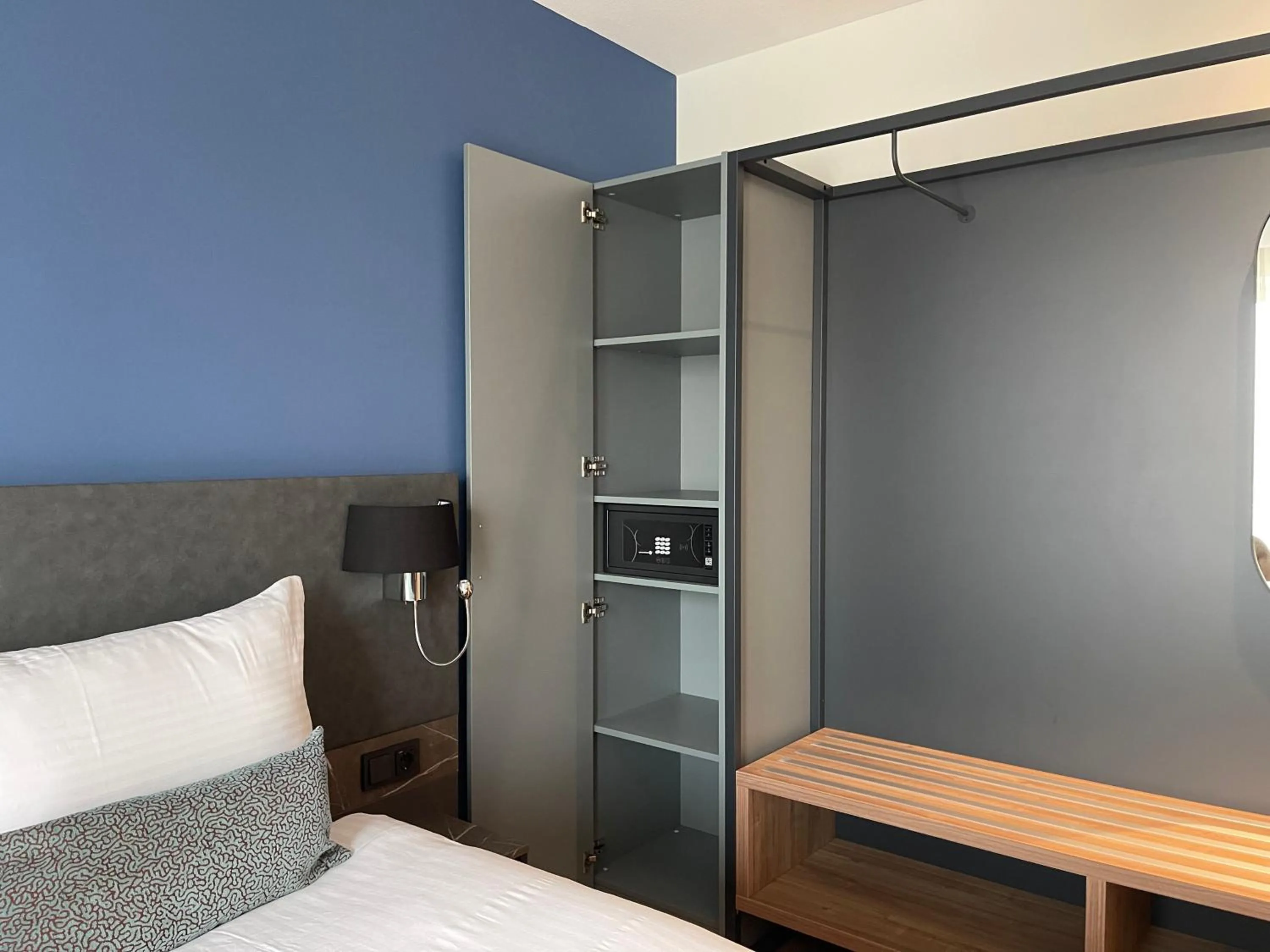 wardrobe, Bed in OZO Hotels Antares Airport