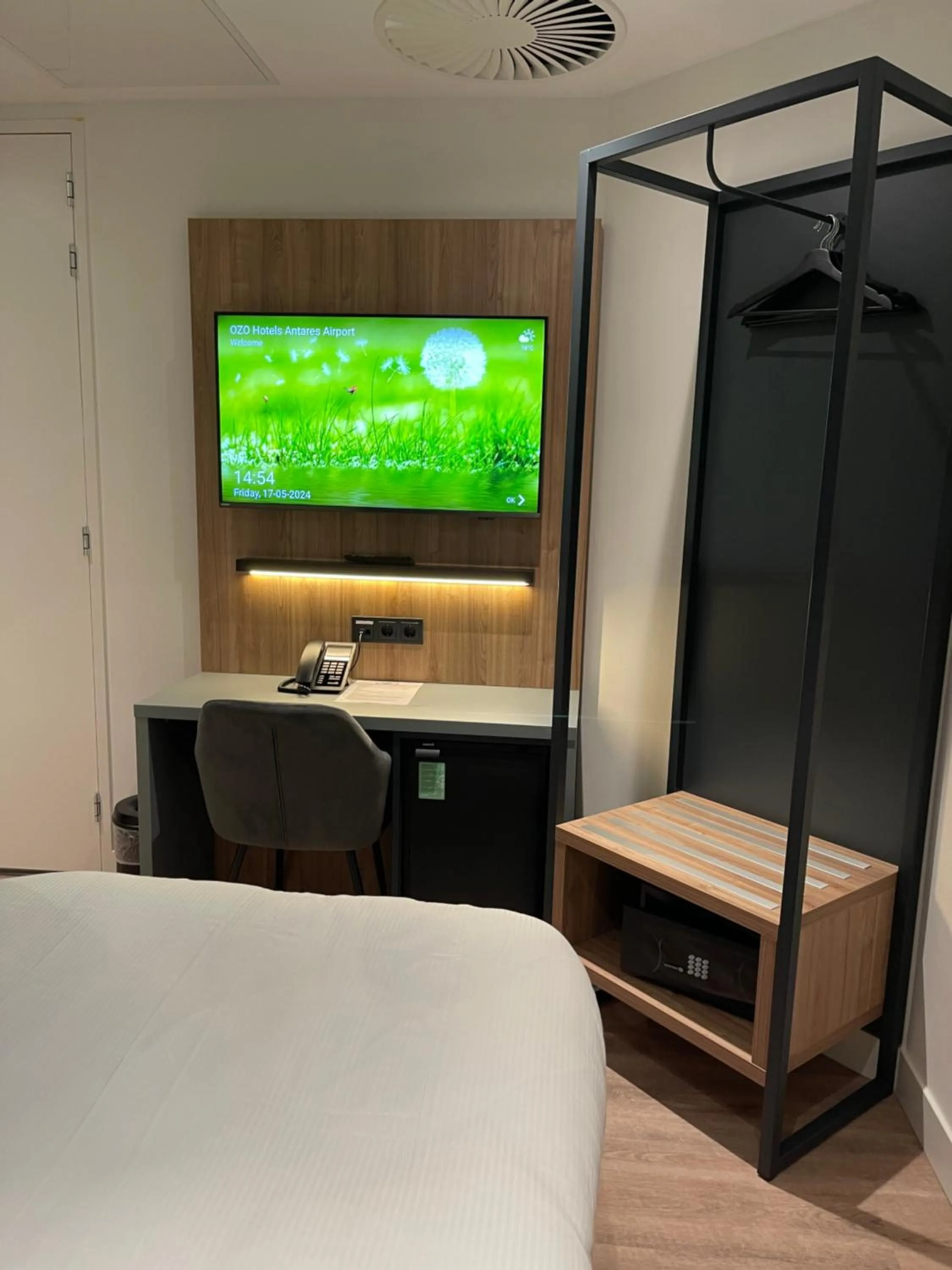 TV and multimedia, Bed in OZO Hotels Antares Airport
