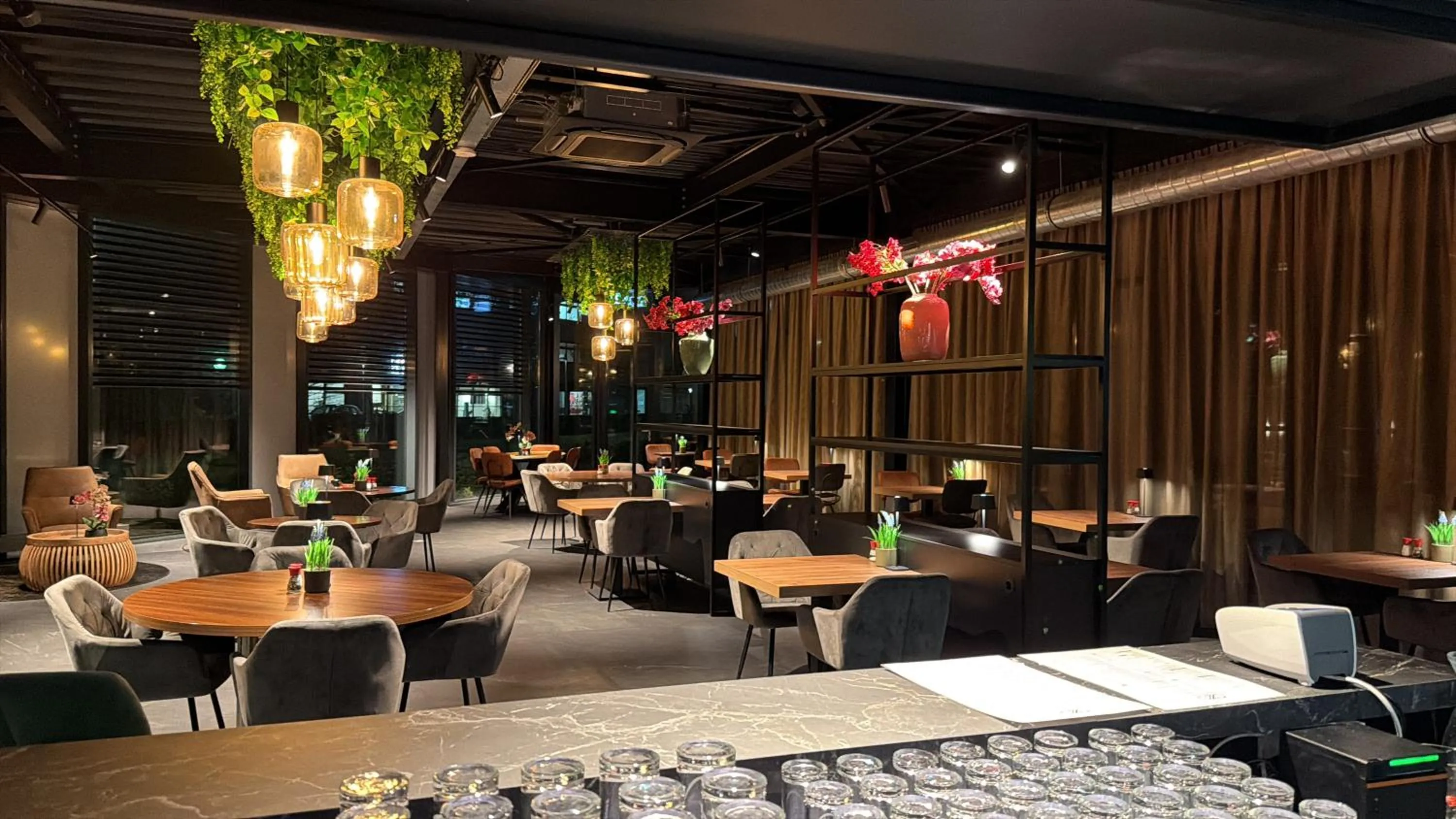 Restaurant/places to eat in OZO Hotels Antares Airport