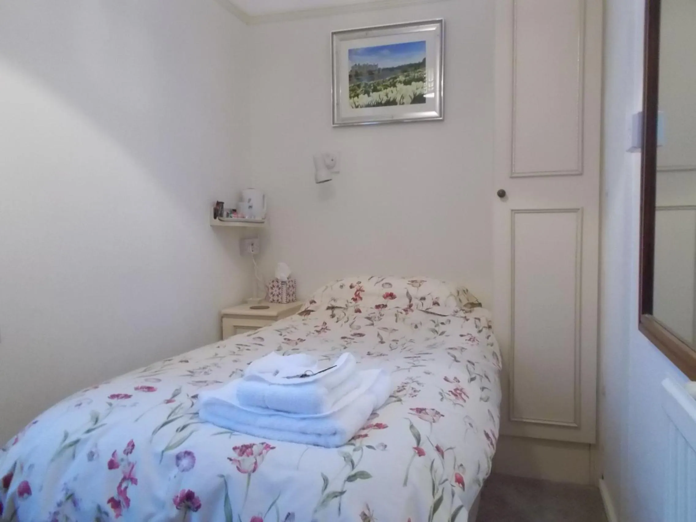 Single Room with Separate Private Bathroom in The Beaumont