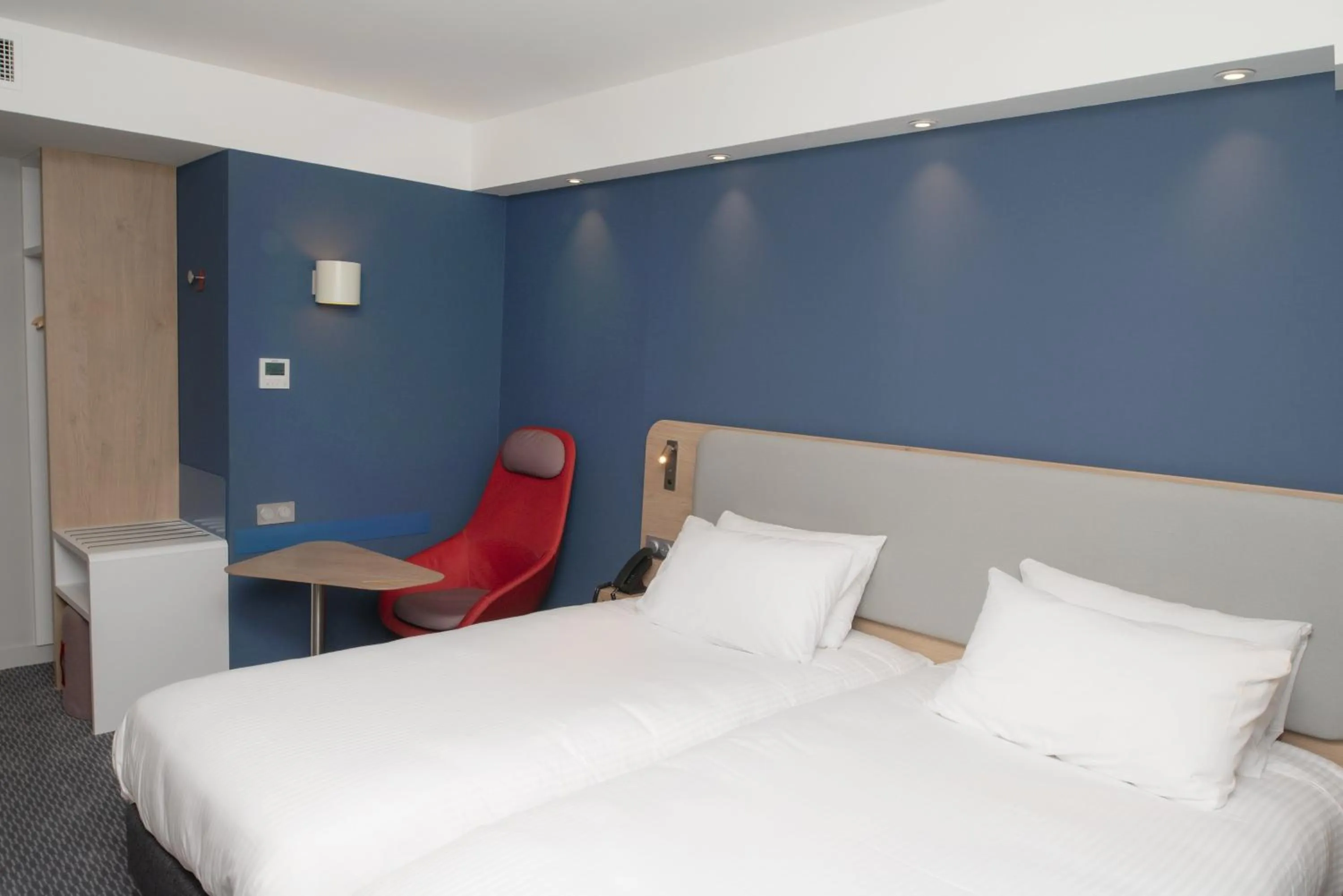 Photo of the whole room, Bed in Holiday Inn Express Caen Epron by IHG