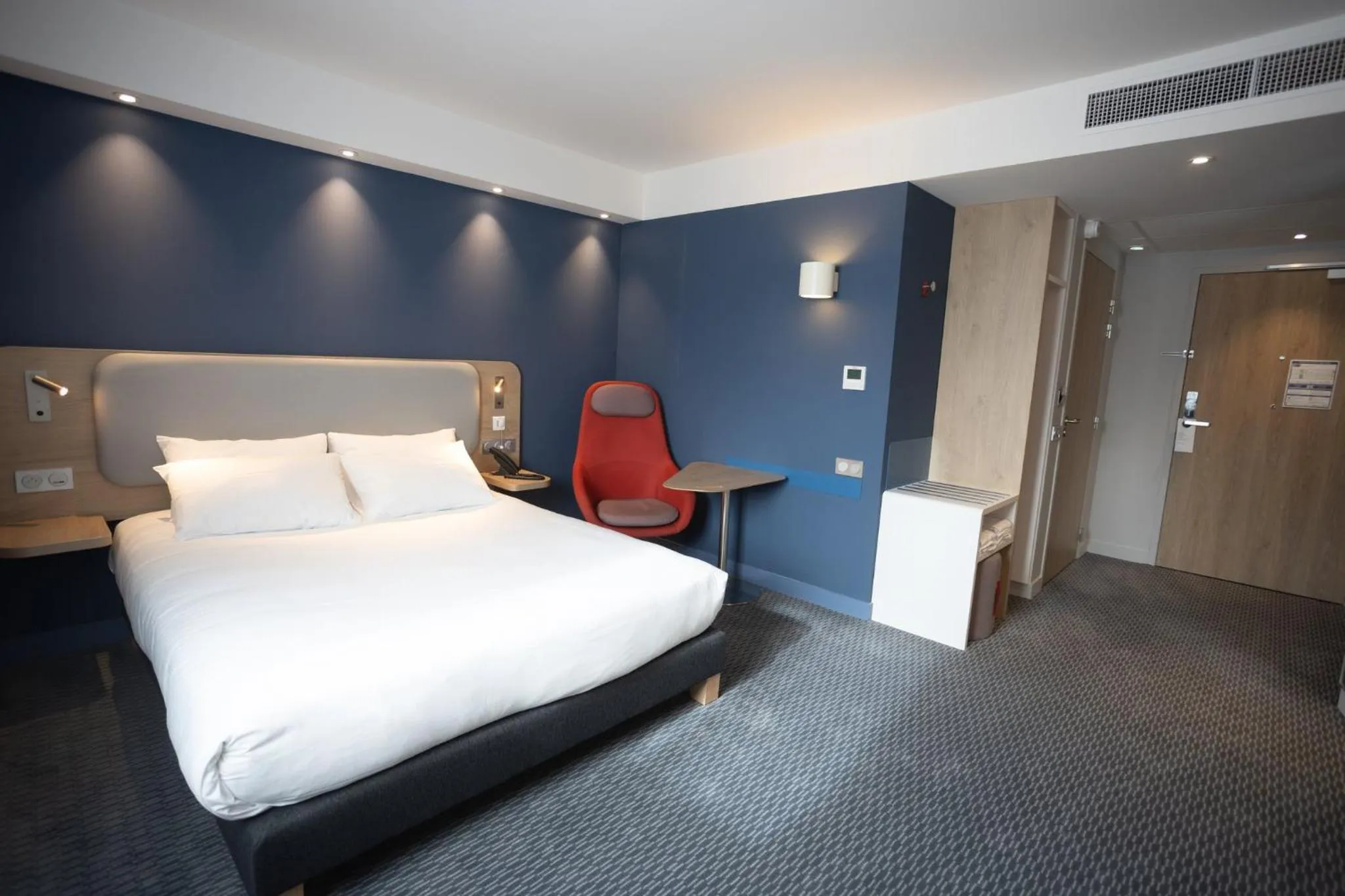 Photo of the whole room, Bed in Holiday Inn Express Caen Epron by IHG
