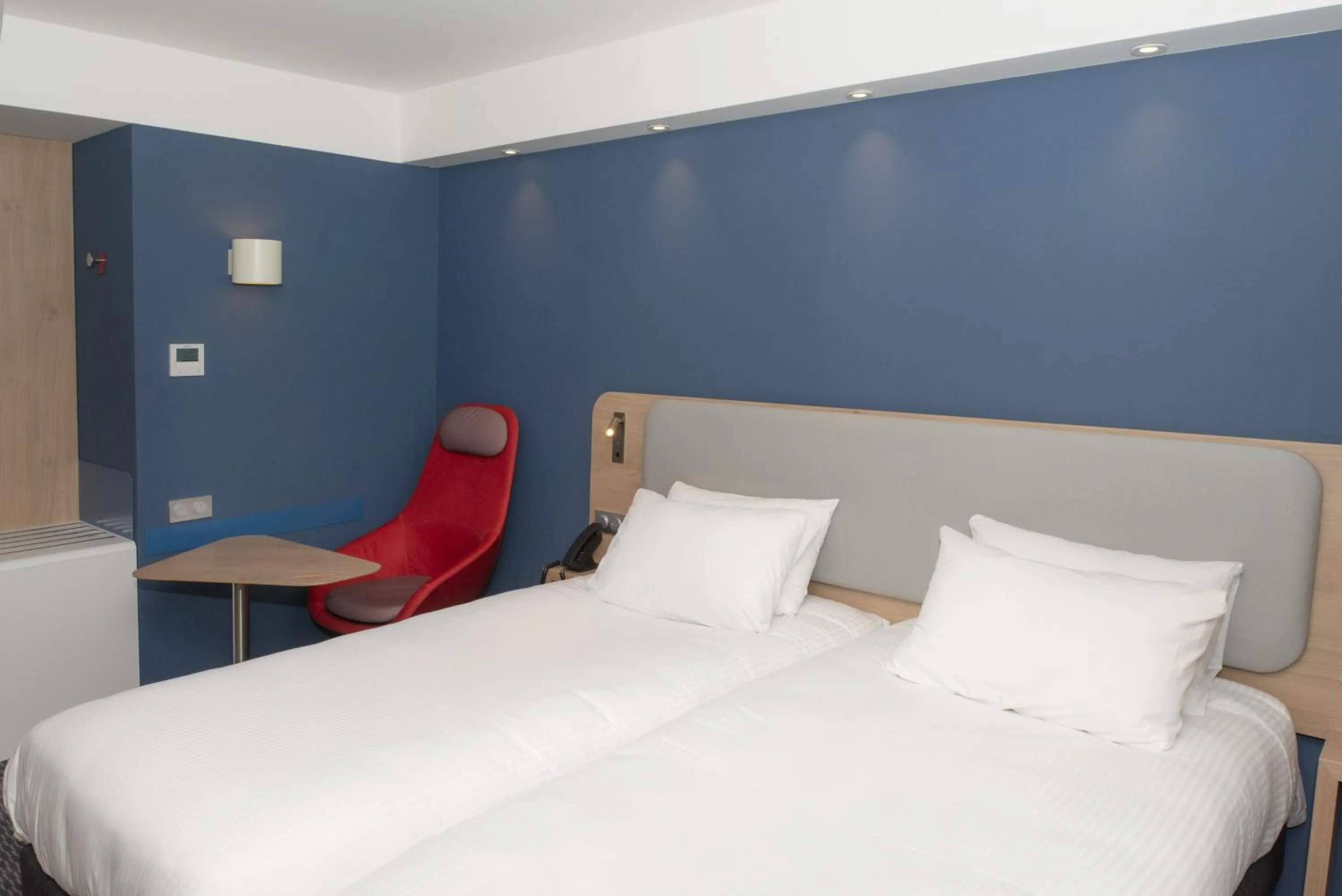 Photo of the whole room, Bed in Holiday Inn Express Caen Epron by IHG