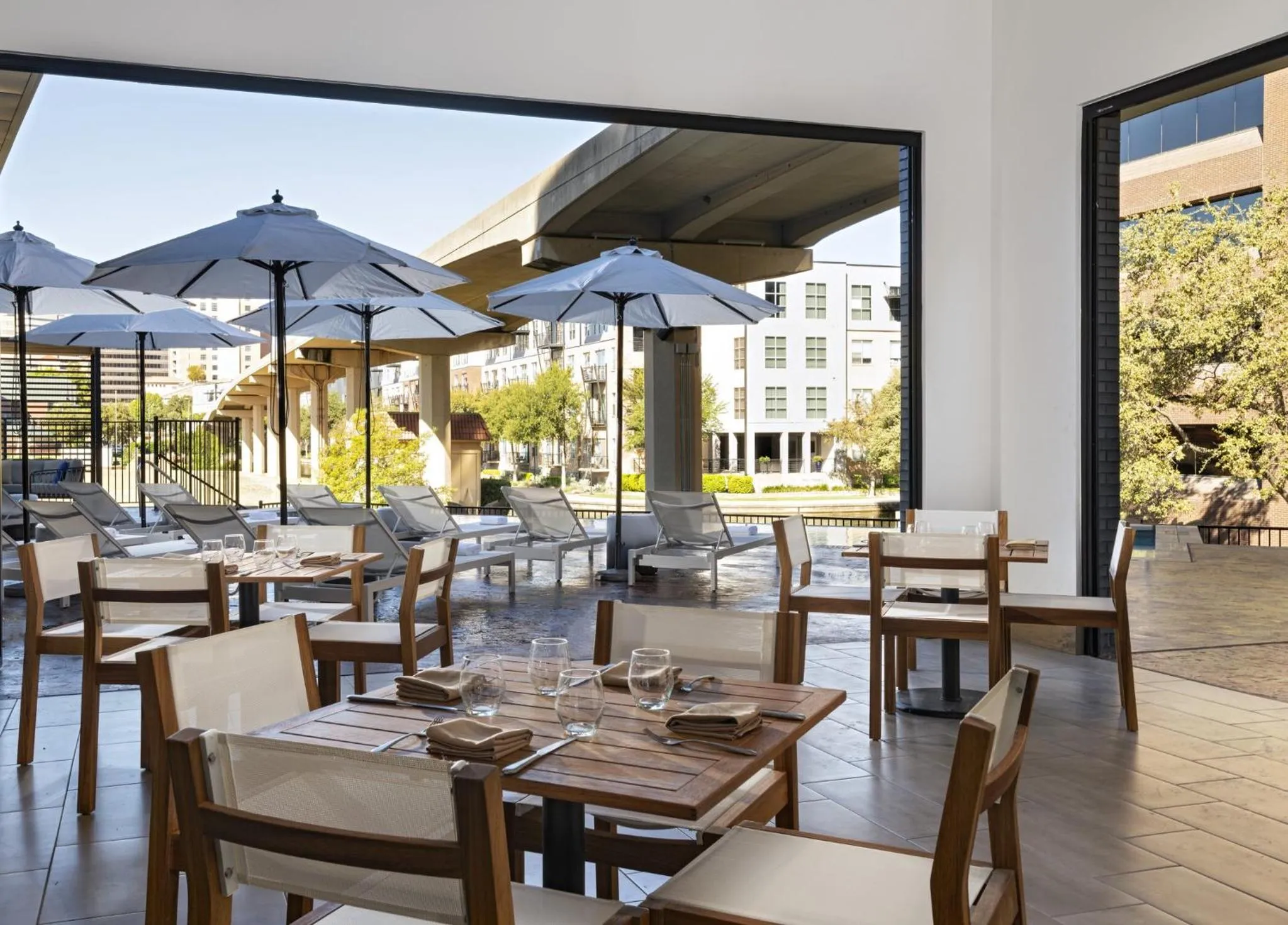 Restaurant/places to eat in Hotel Indigo Irving - Las Colinas by IHG