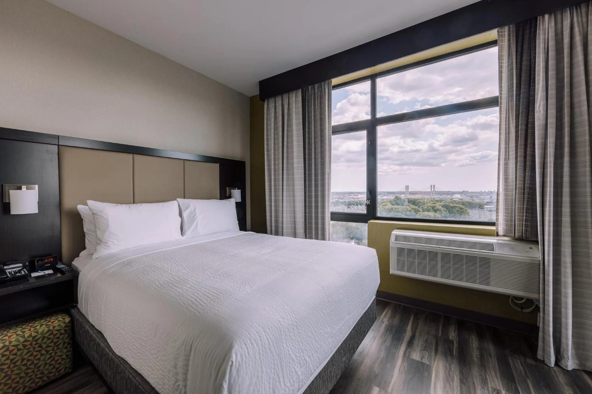 Photo of the whole room, Bed in Holiday Inn Express Long Island City E - New York by IHG