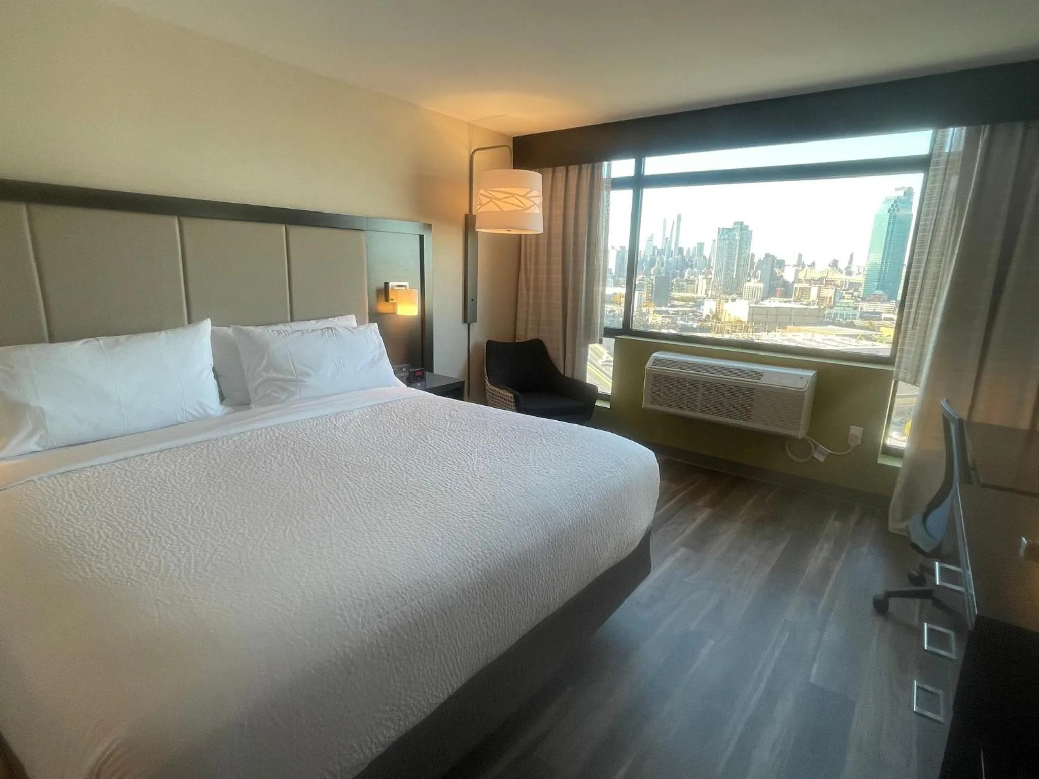 Photo of the whole room, Bed in Holiday Inn Express Long Island City E - New York by IHG