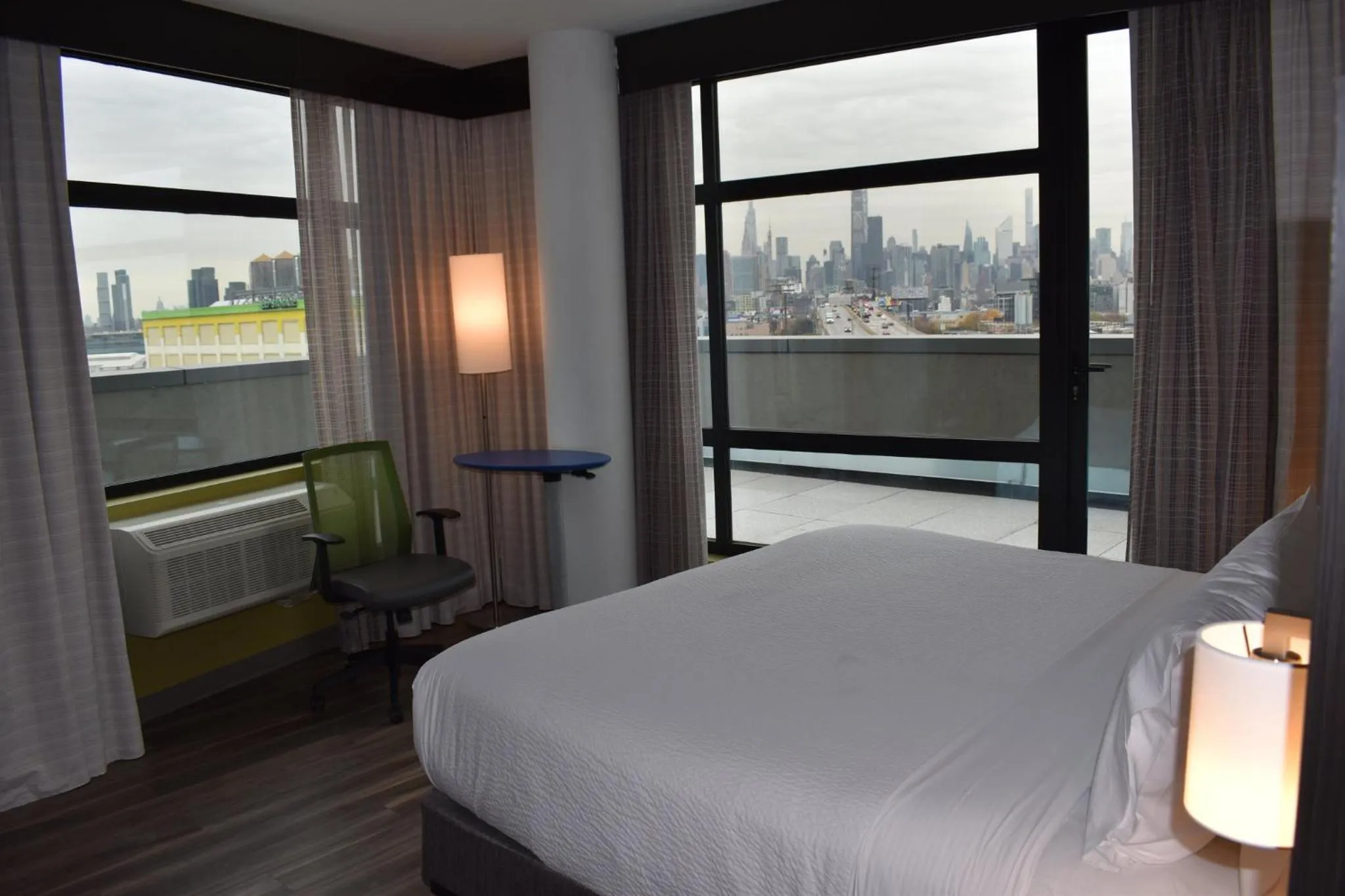 Photo of the whole room, Bed in Holiday Inn Express Long Island City E - New York by IHG
