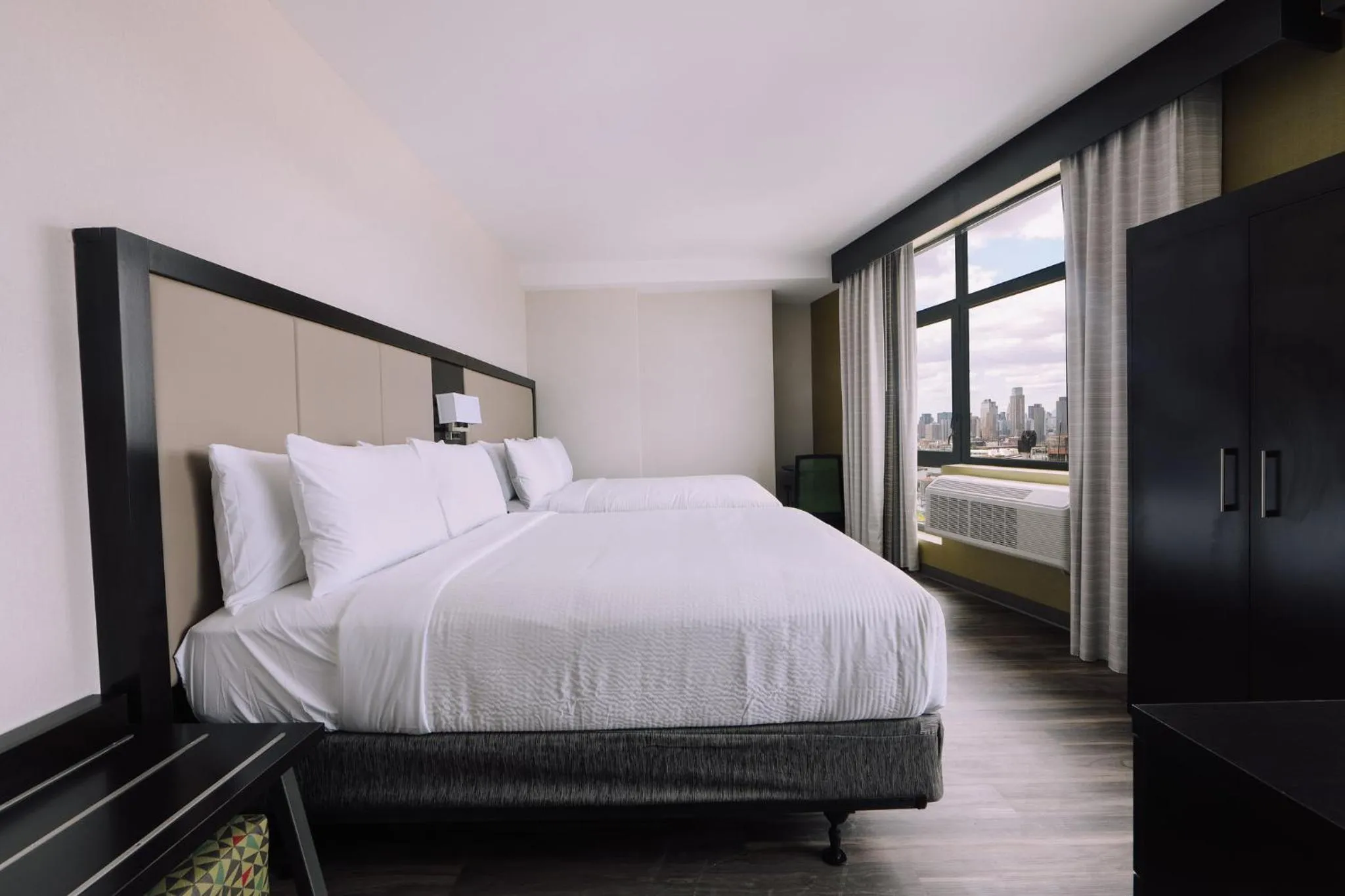 Photo of the whole room, Bed in Holiday Inn Express Long Island City E - New York by IHG